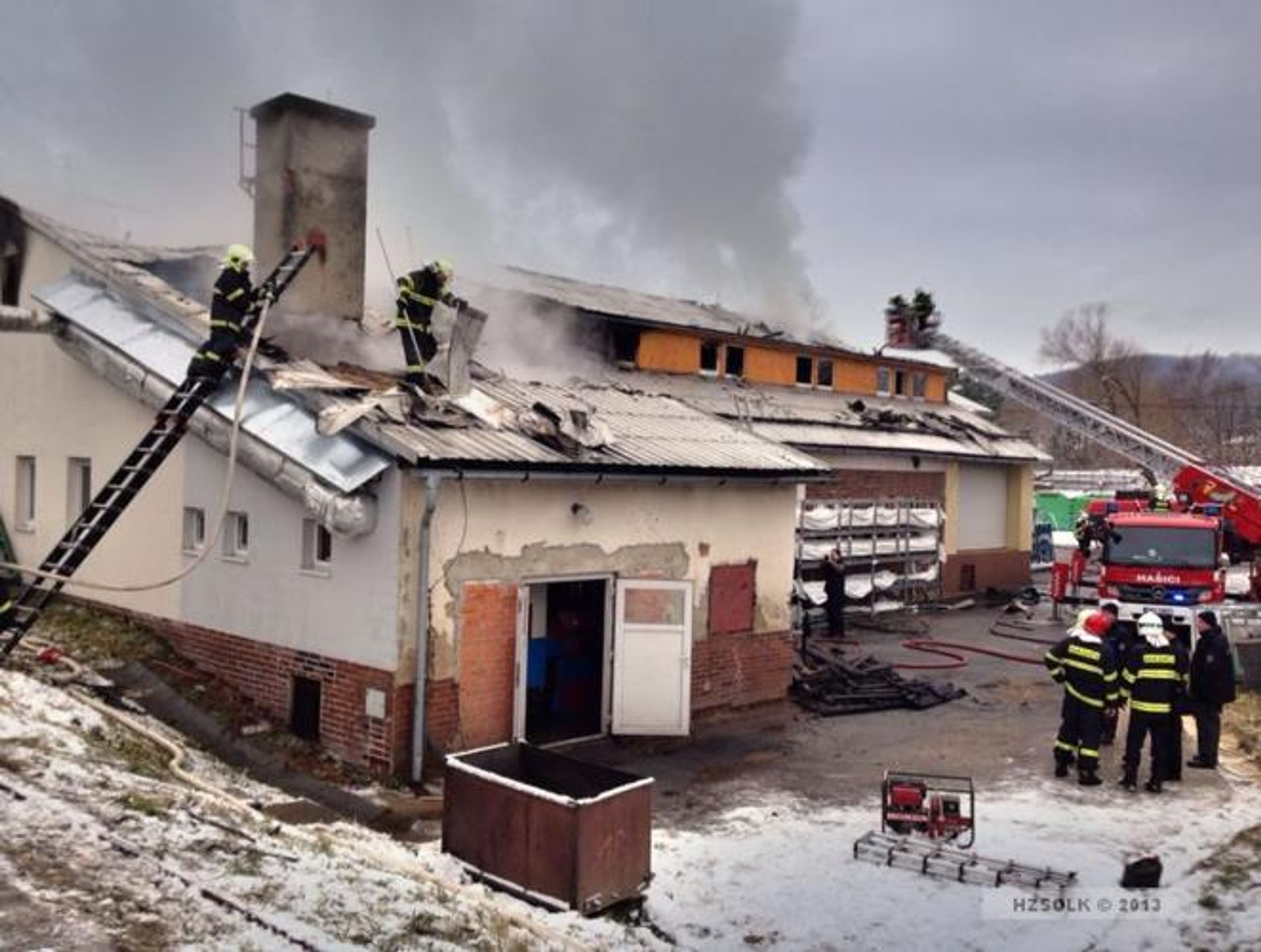 Požár střechy firmy na výrobu plastových oken ve Staré Červené Vodě - 2 - GELERIE: Požár firmy (3/4)