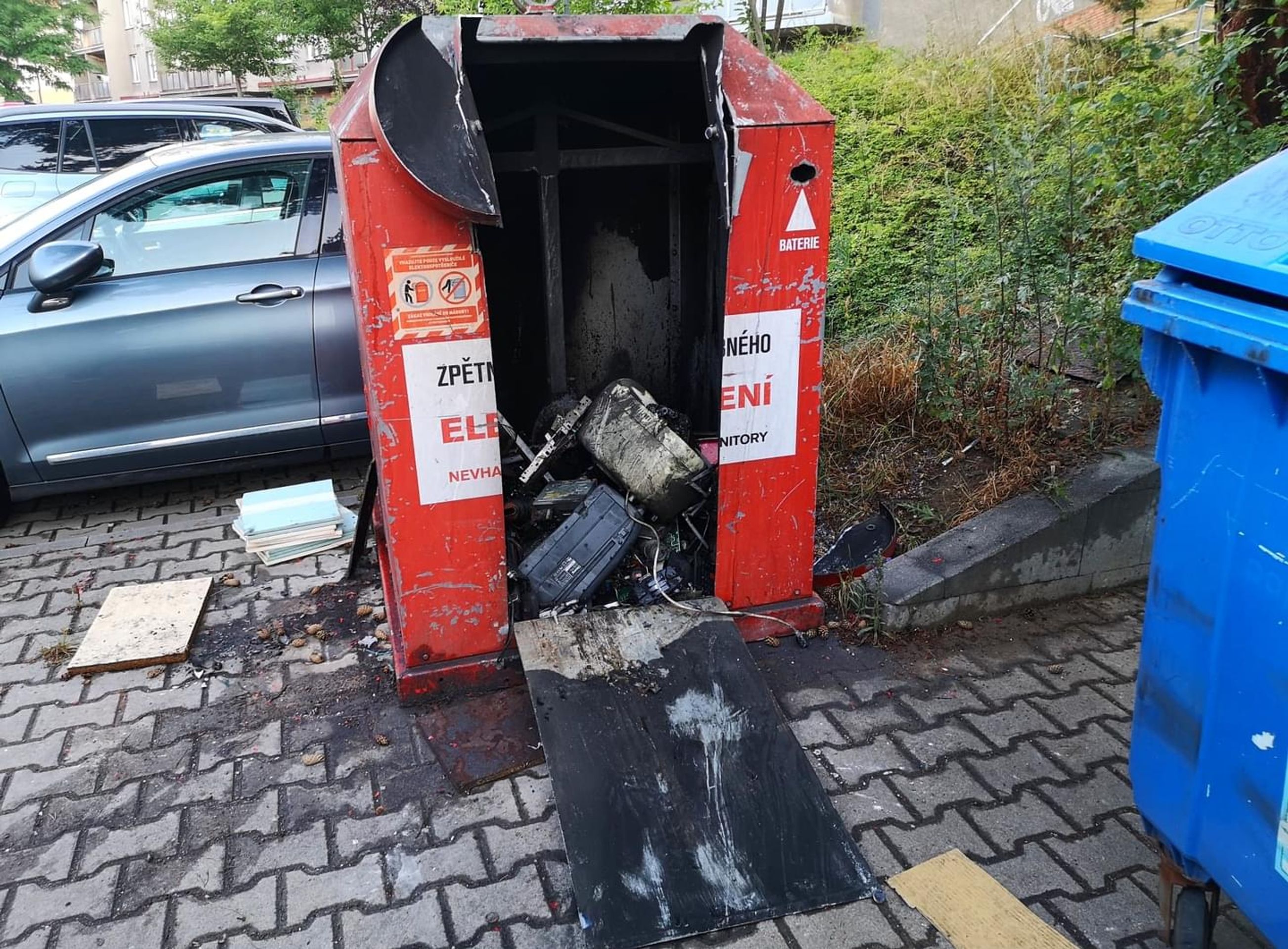 Požár nádoby na elektroodpad - Tragický požár kontejneru v Plzni (2/7)