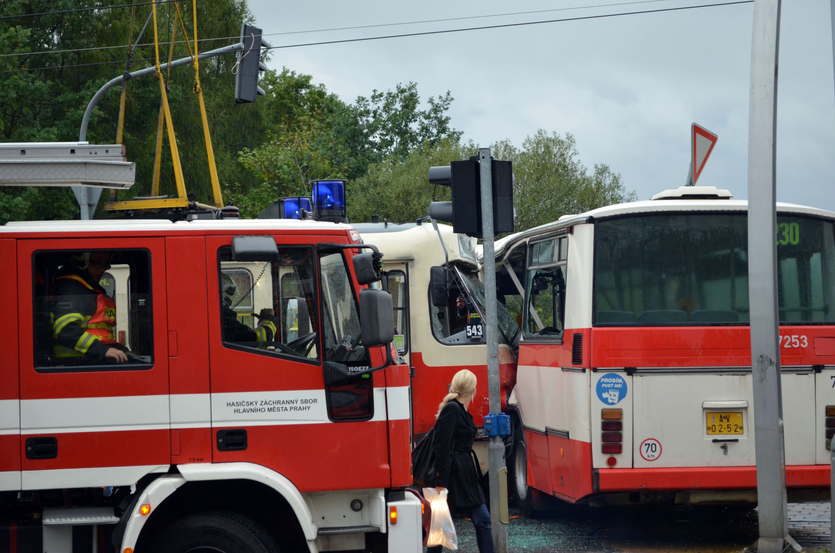 Srážka tramvaje s autobusem na Barrandově - 3 - Srážka tramvaje s autobusem (3/5)