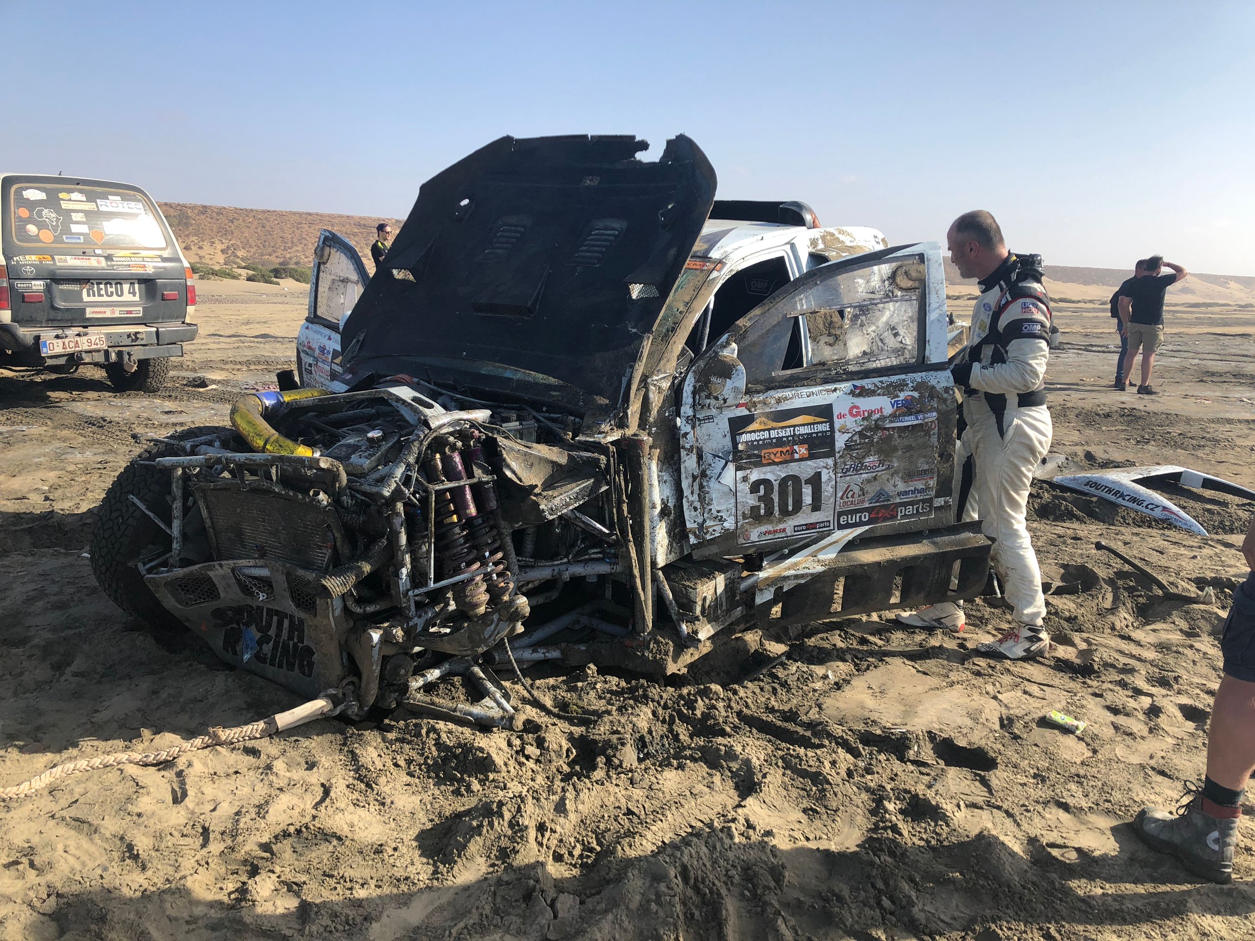 Nehoda českých závodníků v Africe - GALERIE: Zdemolovaný vůz Tomáše Ouředníčka při rally v Maroku (2/5)