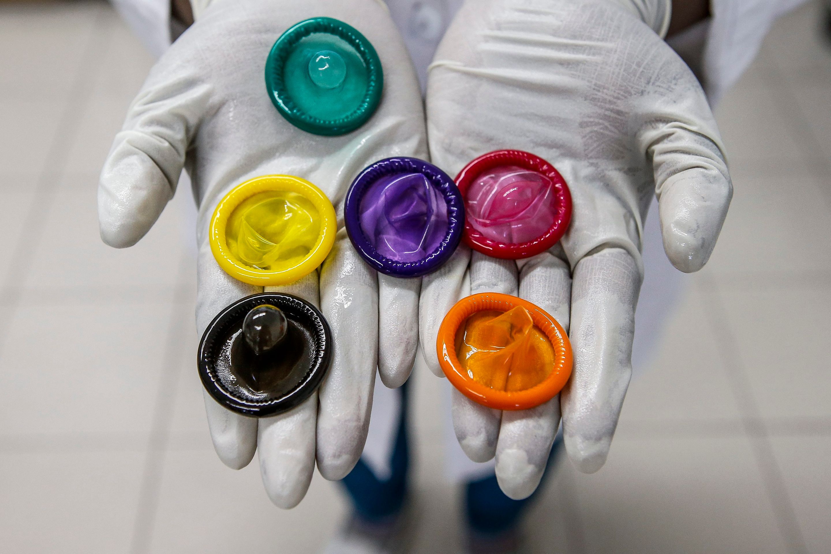 Výroba a testování kondomů - 4 - FOTOGALERIE: Výroba a testování kondomů (4/12)
