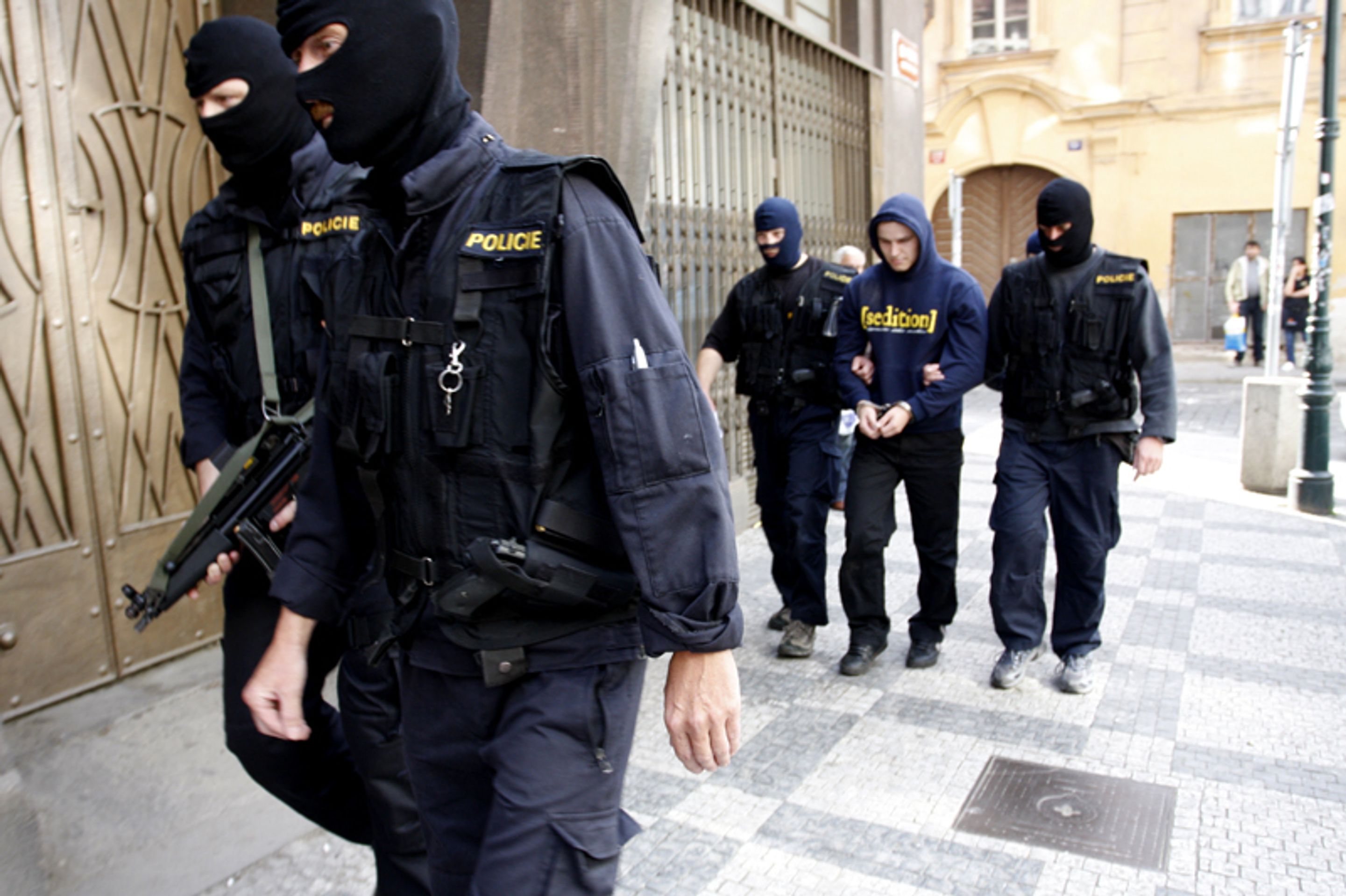 Policisté předvádějí extremisty zadržené při velké razii-4 - FOTOGALERIE: Policisté předvádějí extremisty zadržené při velké razii (15/18)