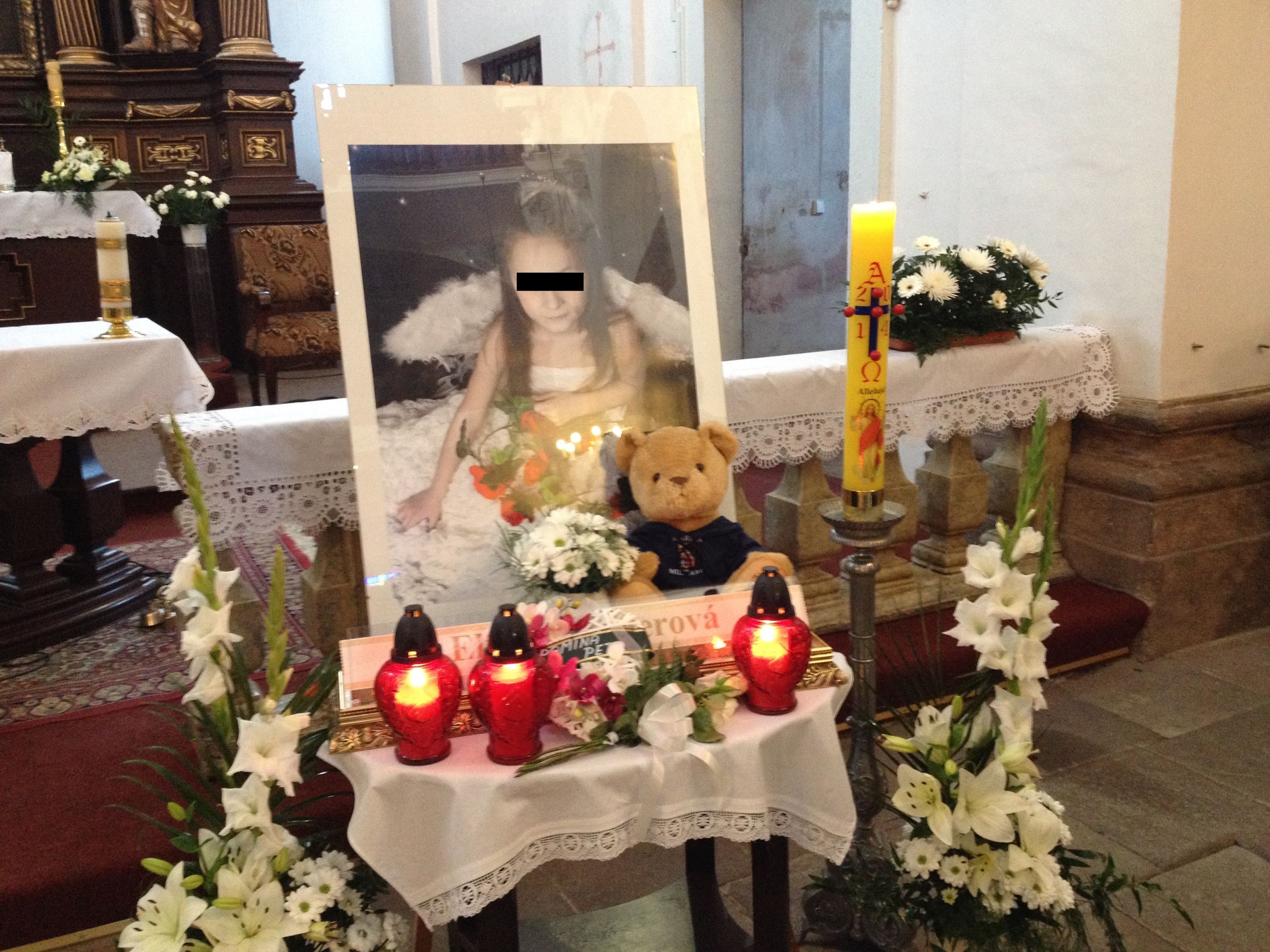 Zádušní mše za Elišku - GALERIE: Pieta za Elišku (7/9)