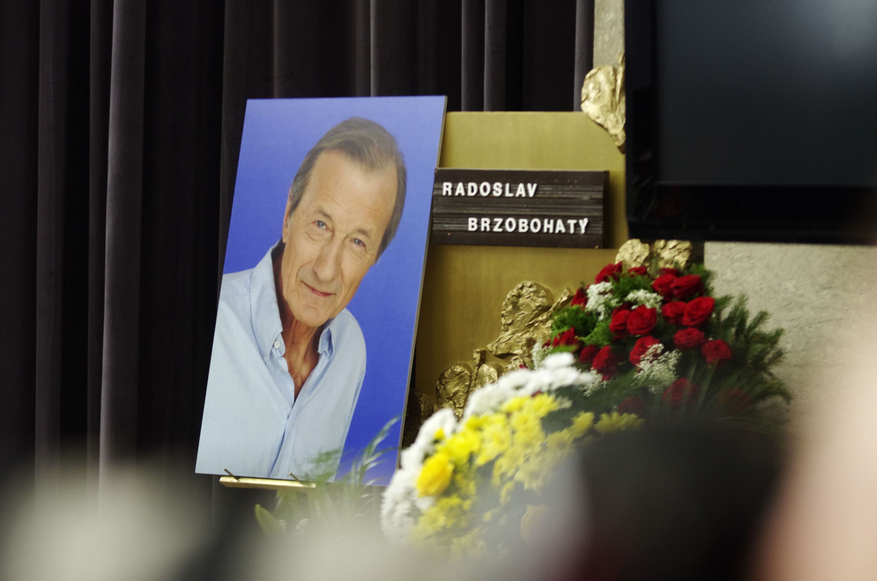 Poslední rozloučení s Radkem Brzobohatým - smuteční hosté - 5 - Smuteční hosté se loučí s Radkem Brzobohatým (3/14)