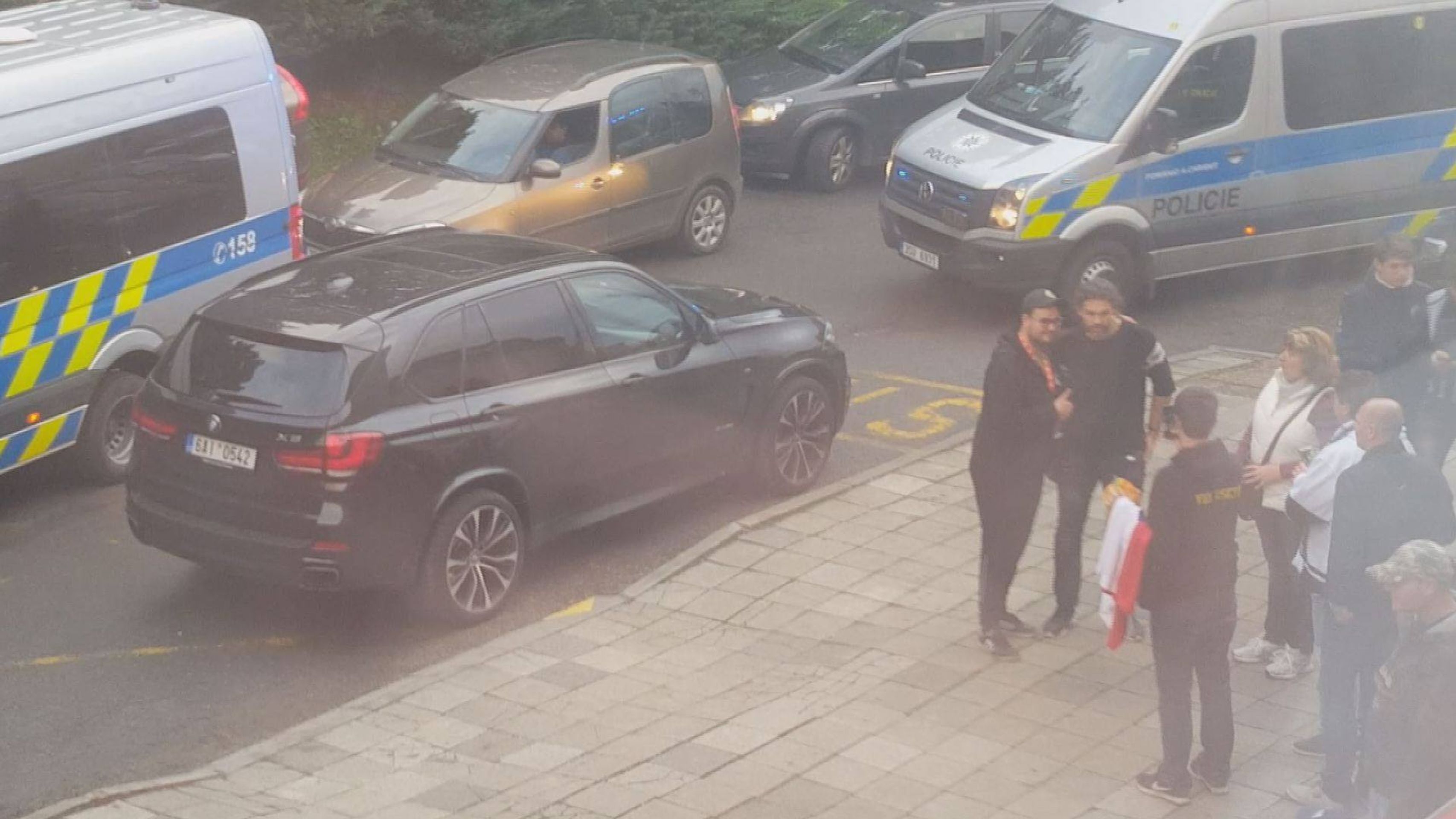 Zatýkání fanoušků Vsetína na Kladně s Jaromírem Jágrem - 4 - GALERIE: Policie zatýkala na Kladně, byl u toho i Jágr (4/6)