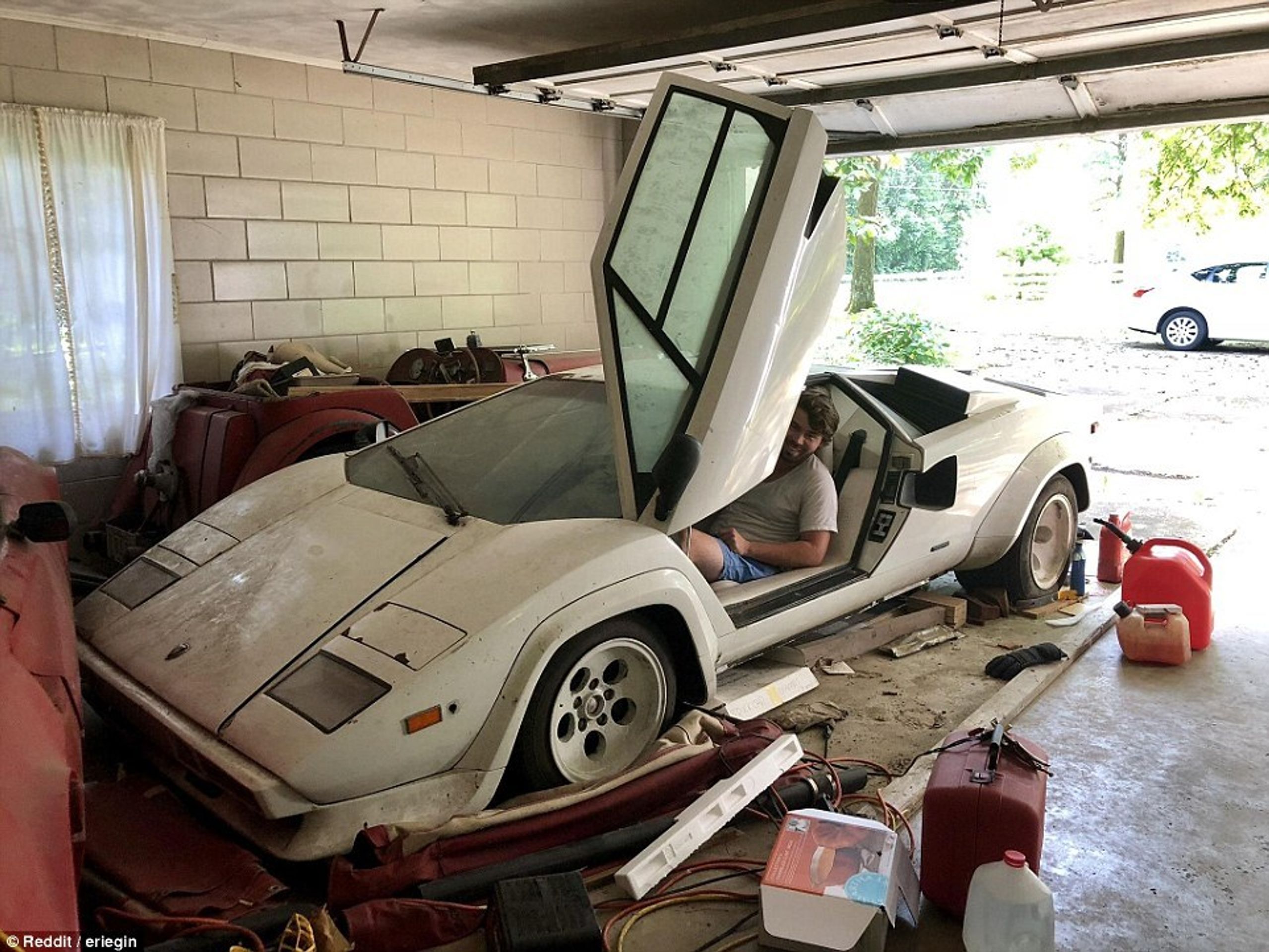 Lambo Countach a Ferrari 308 pod vrstvou hraburdí. - 10 - Fotogalerie: Lamborghini Countach a Ferrari 308 pod vrstvou haraburdí (5/7)