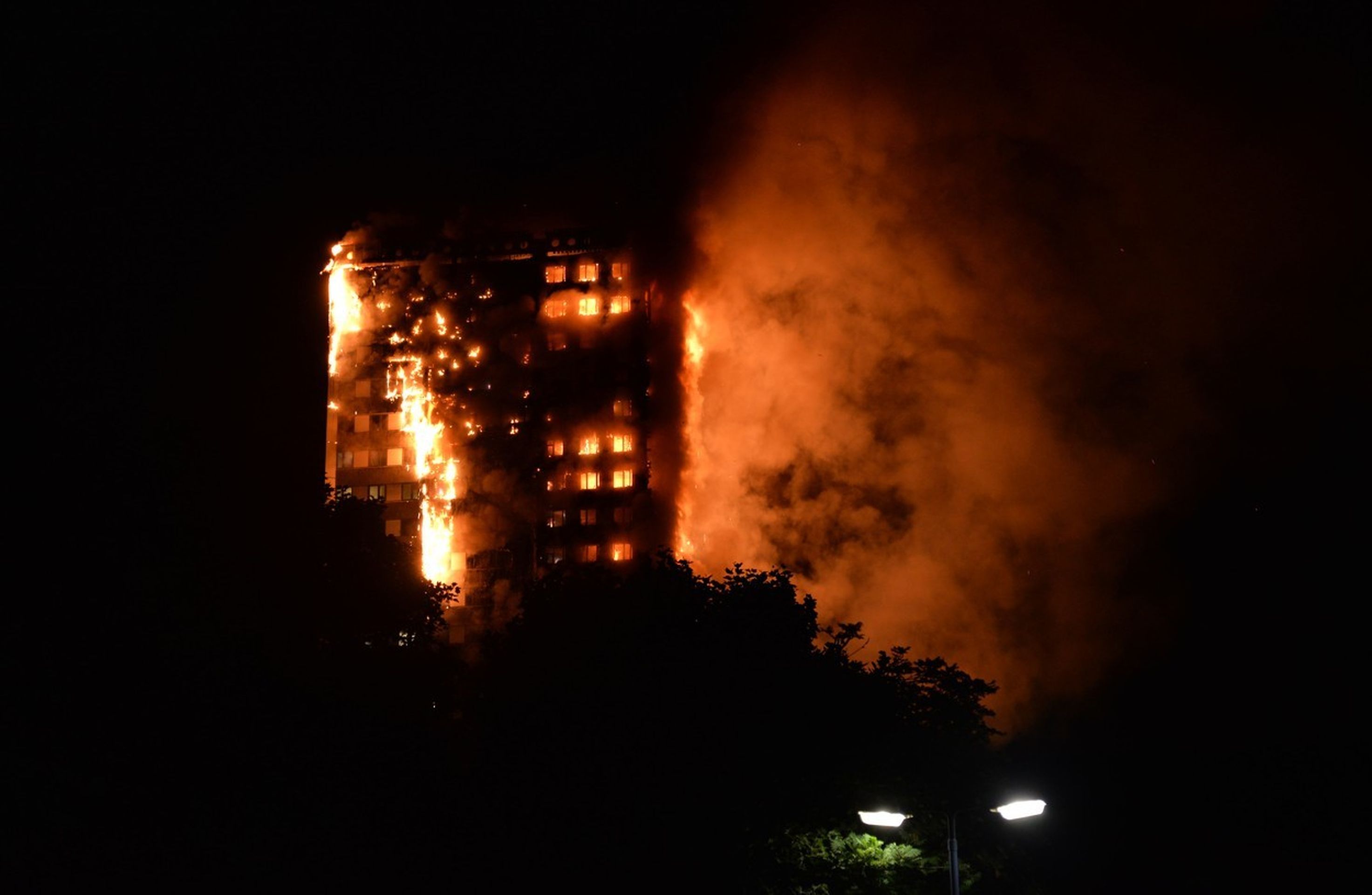 Požár výškového bytového domu v londýnské čtvrti White City - 1 - GALERIE: Obrovský požár věžáku v Londýně (14/14)