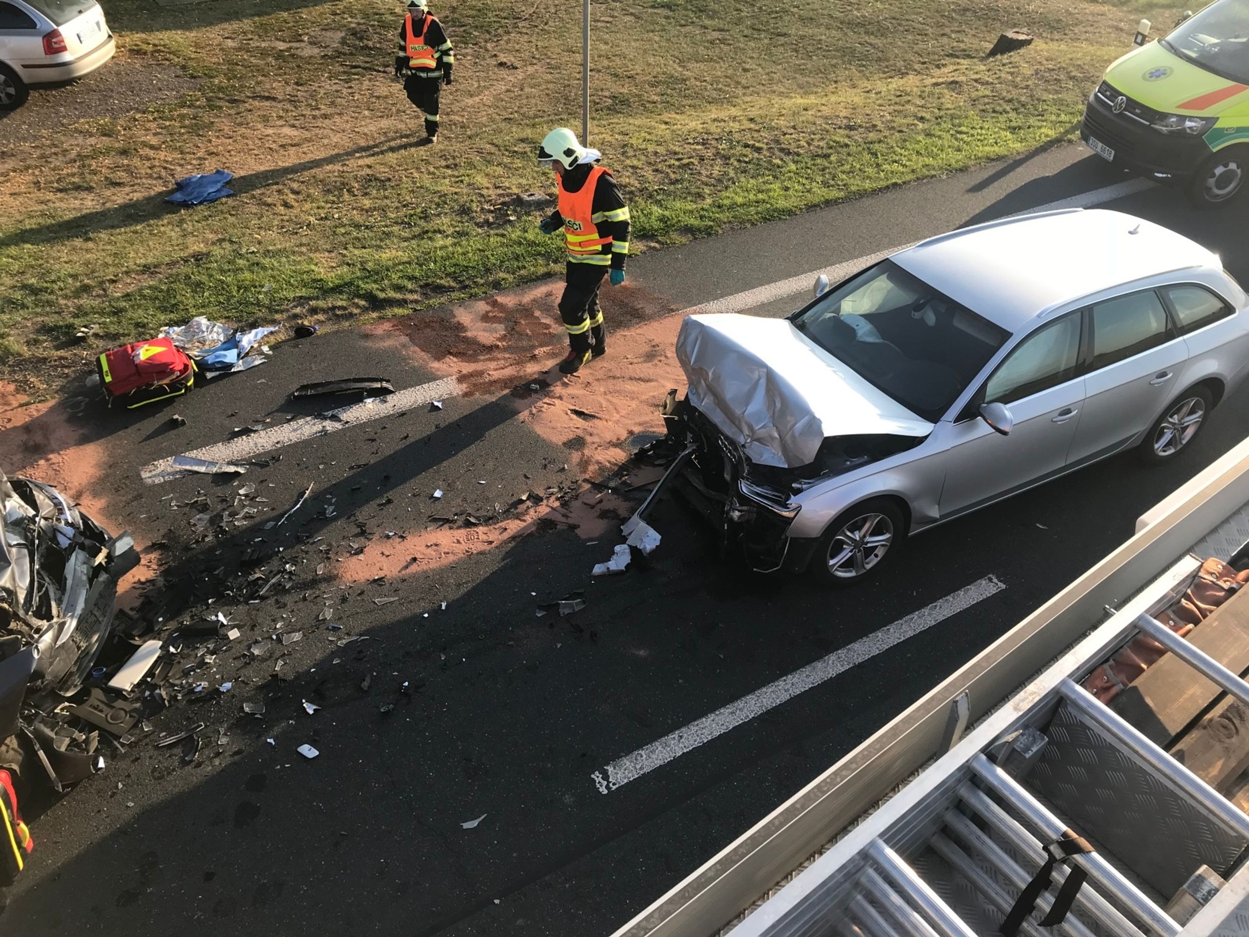 Při čelní srážce na Kolínsku se zranilo pět lidí - 5 - GALERIE: Při čelním střetu dvou aut na Kolínsku se zranilo pět lidí (14/18)