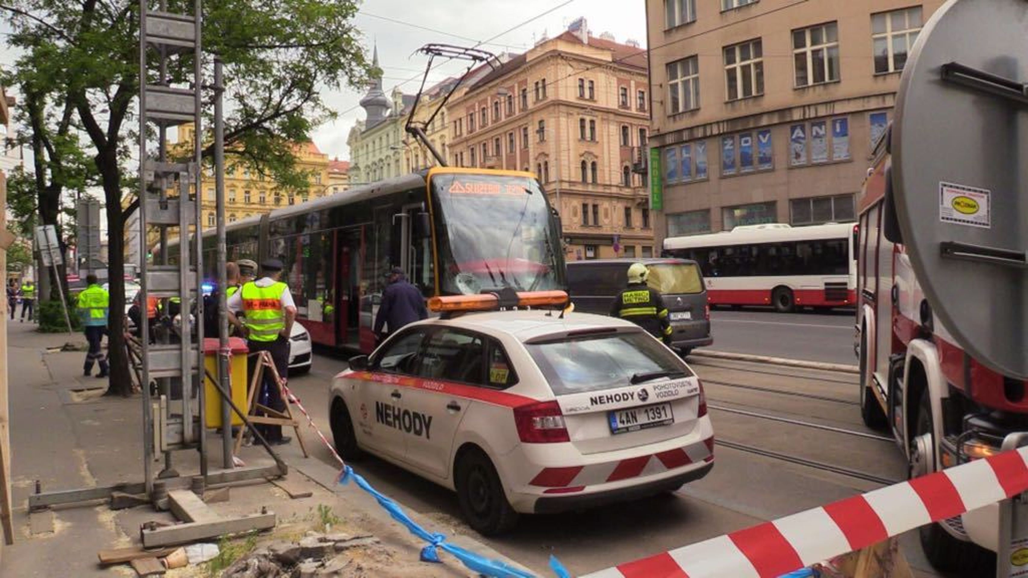 Srážka tramvaje s chodci - 3 - GALERIE: Tramvaj v Praze srazila chodce (6/8)