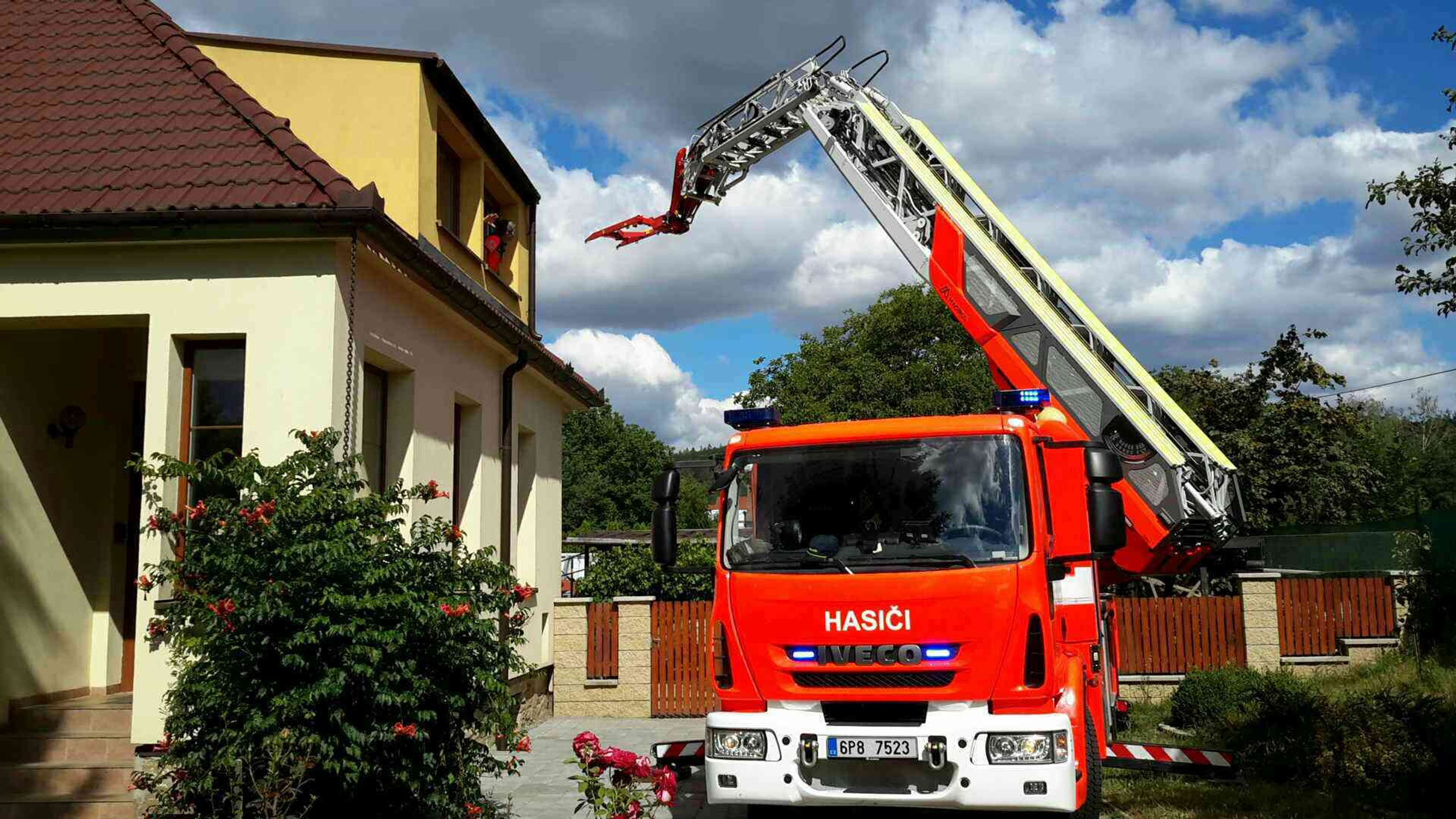 Obézního pacienta v Zastávce u Brna snesli hasiči plošinou - 4 - GALERIE: Snesení nadměrného pacienta speciální výškovou technikou z domu v obci Zastávka (7/10)