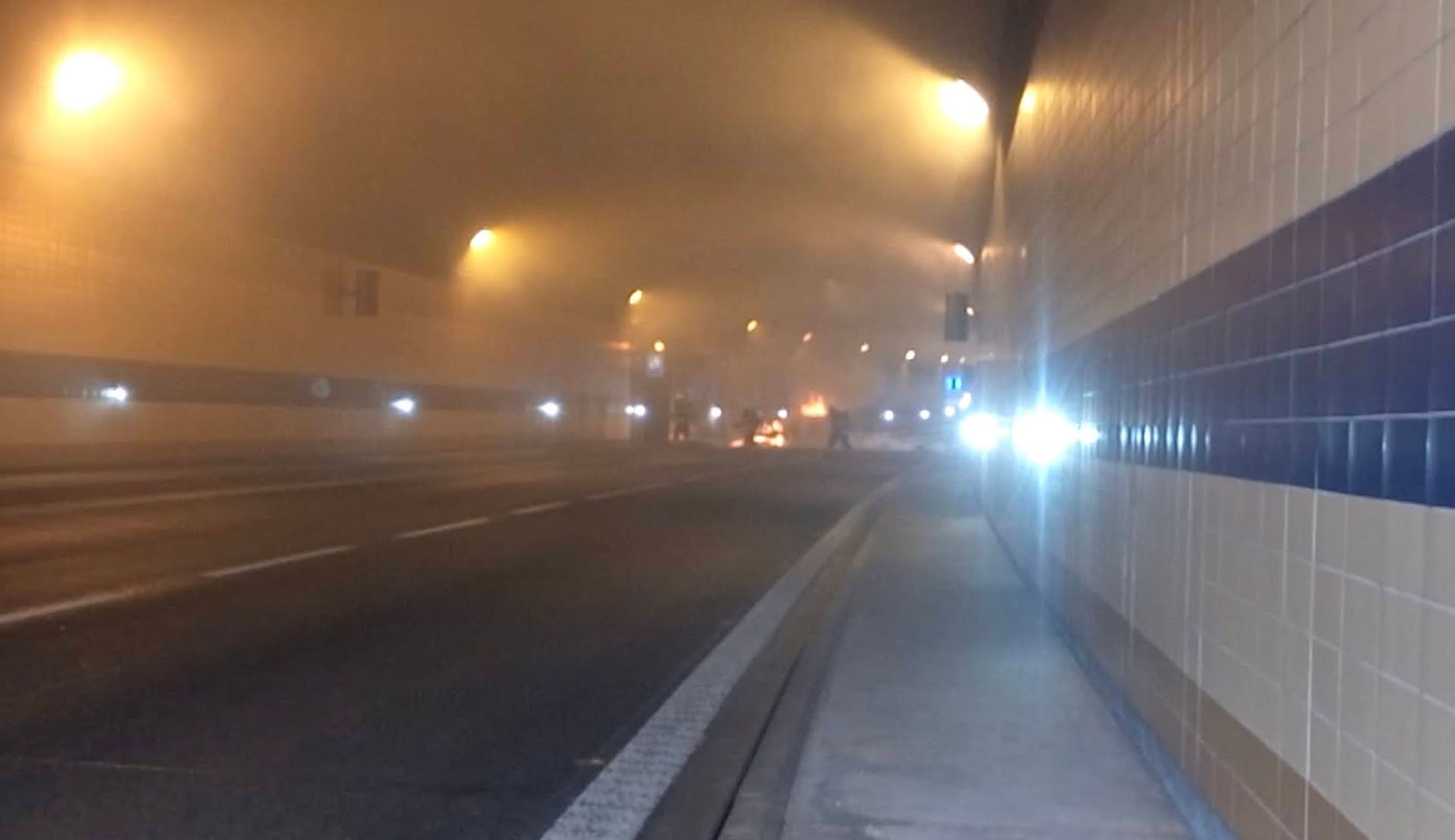Požár auta v tunelu Blanka - 6 - GALERIE: V tunelu Blanka vzplálo policejní auto (6/6)