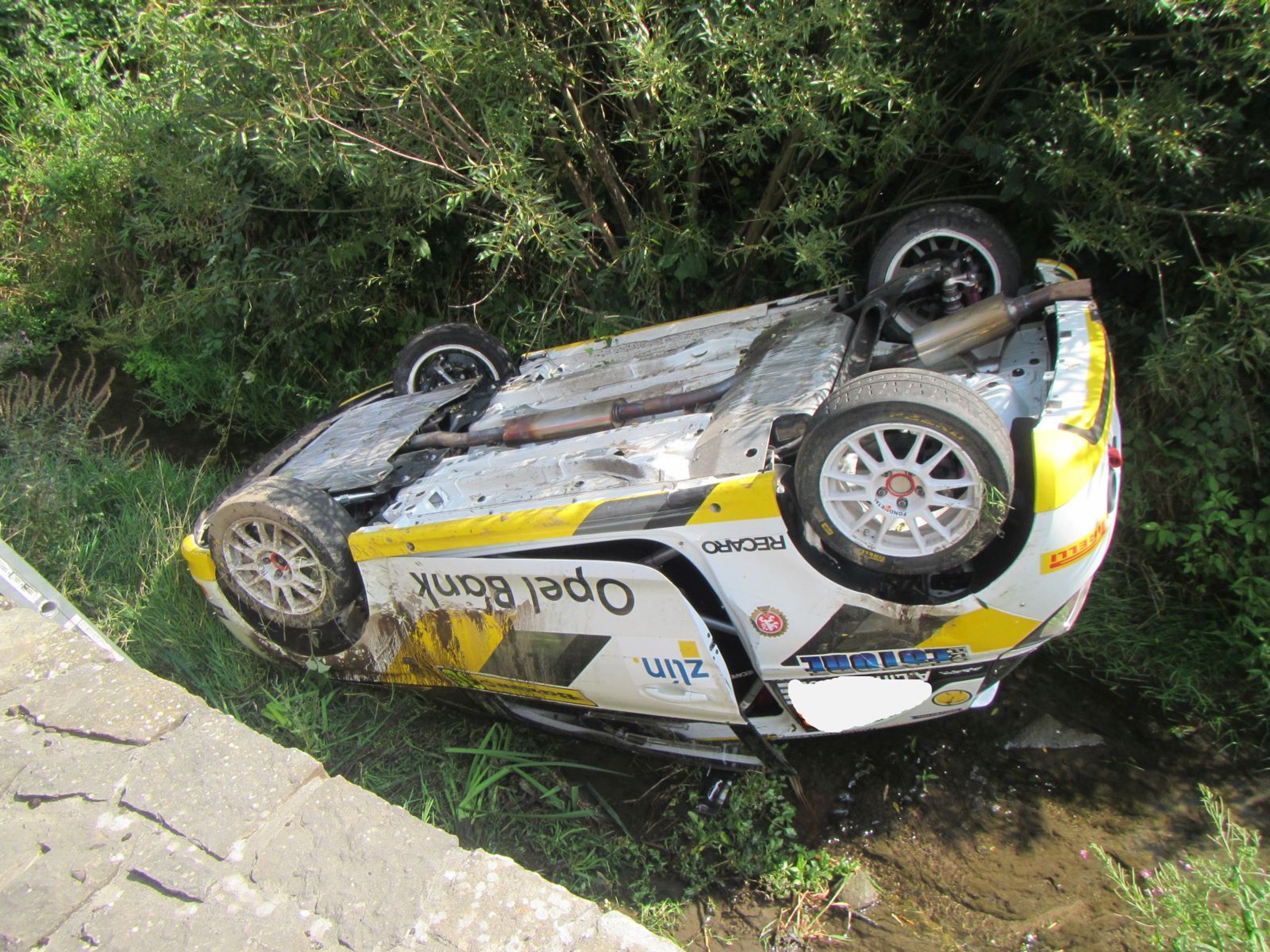 Barum Ralley - auto skončilo v potoce - 2 - GALERIE: Auto skončilo při Barum Rallye v potoce (5/6)