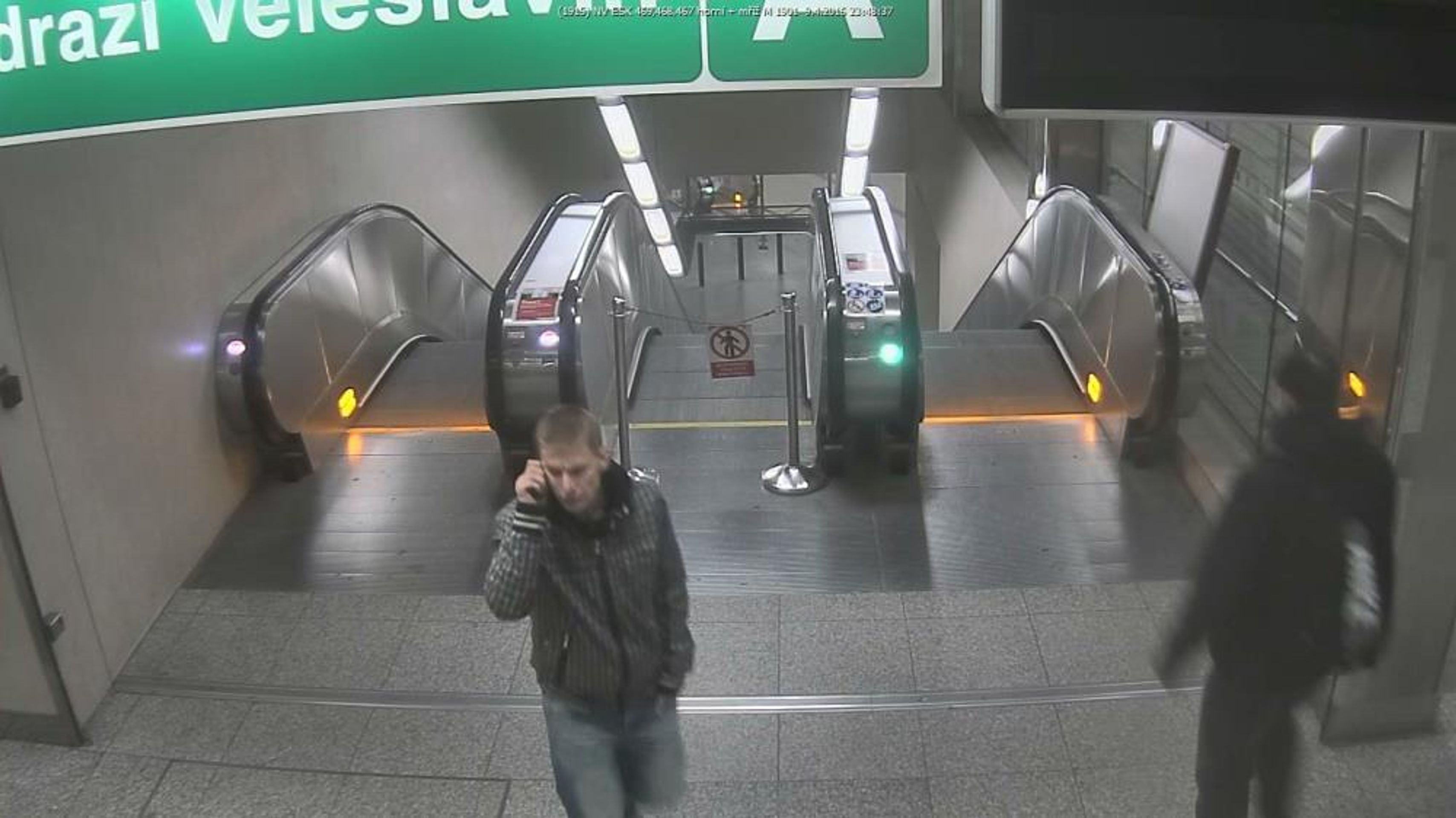 Pátrání po muži, který je podezřelý z napadení dívky v metru. - 6 - GALERIE: Pátrání po muži, který je podezřelý z napadení dívky v metru (6/6)