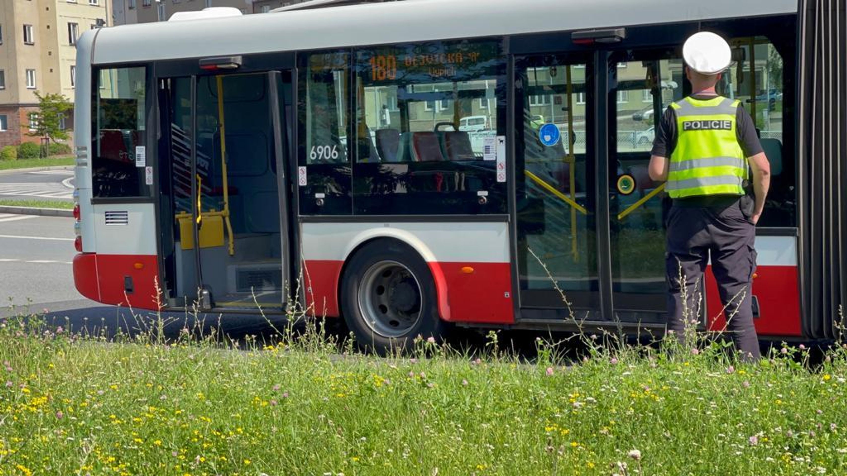 Seniorka pod autobusem skončila vážně zraněná - 5 - GALERIE: Autobus v Praze vážně zranil seniorku (7/11)