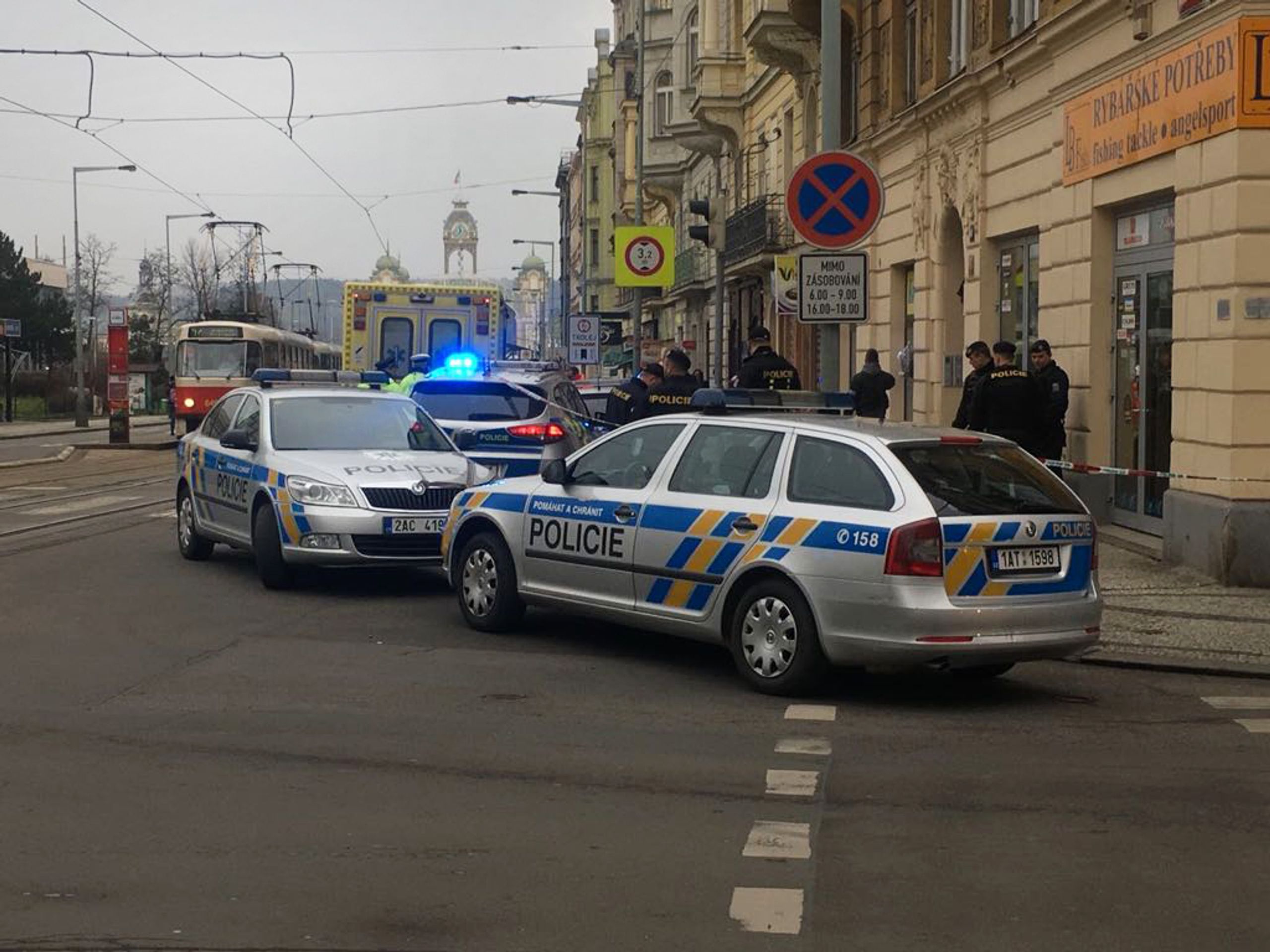 Policie zasahuje v ulici Dukelských hrdinů v Praze - 3 - GALERIE: Policie zasahuje v ulici Dukelských hrdinů v Praze (2/6)