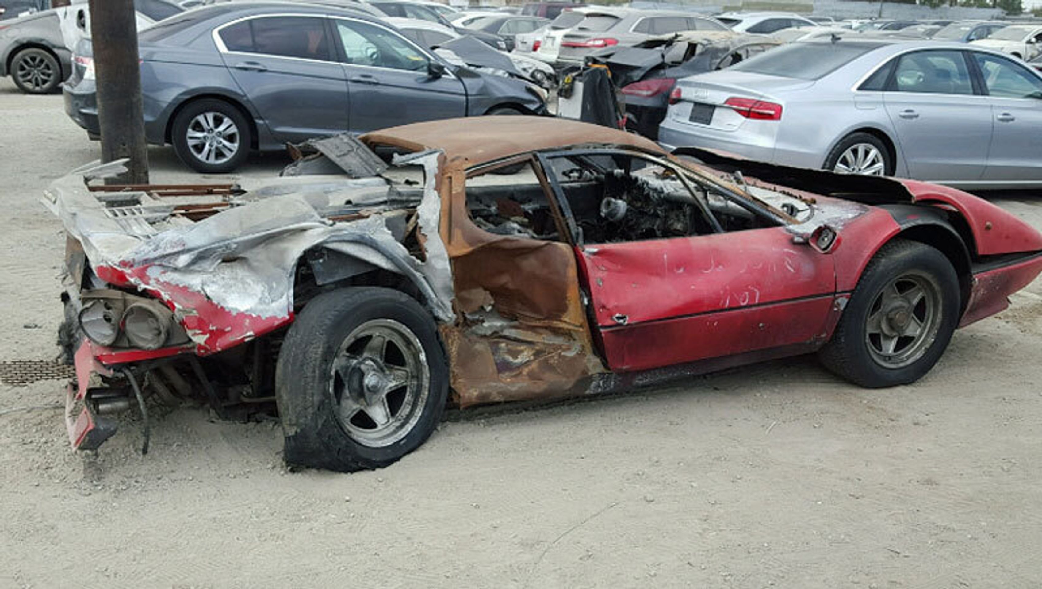Ferrari - 15 - FOTOGALERIE: Torzo ohořelého Ferrari 512 bylo vydraženo (6/10)