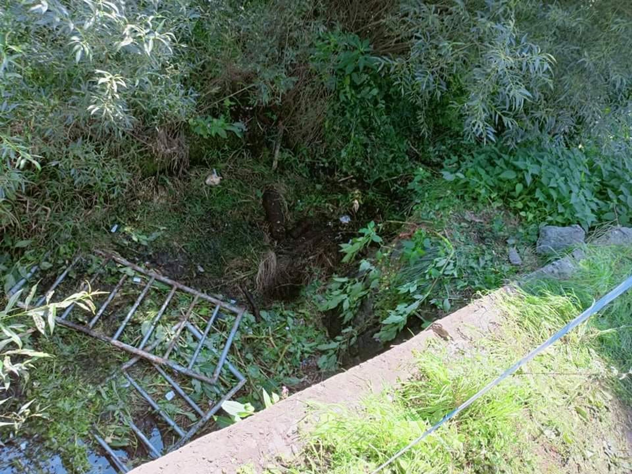 Dělníci se zřítili z mostu do strže, letěl pro ně vrtulník - 1 - GALERIE: Pád do strže (3/3)