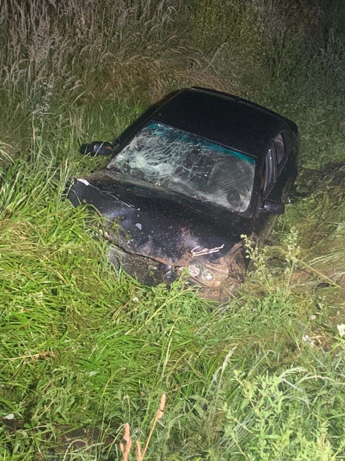 Auto skončilo v příkopě - 1 - GALERIE: Havárie na Ukrajině (3/3)