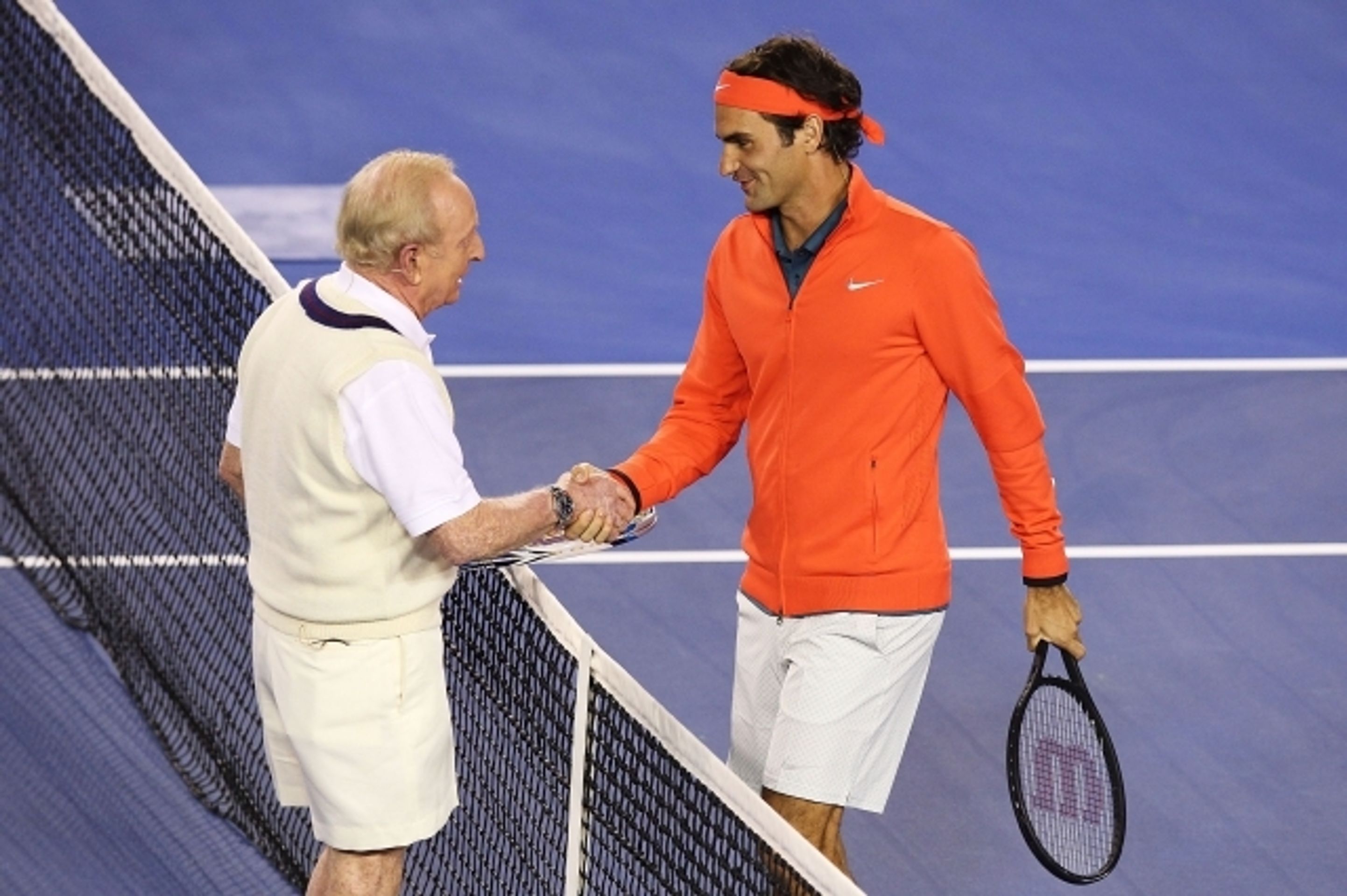 Roger Federer a Rod Laver - 2 - GALERIE: Roger Federer si v Melbourne zahrál se svým idolem Rodem Laverem (3/6)