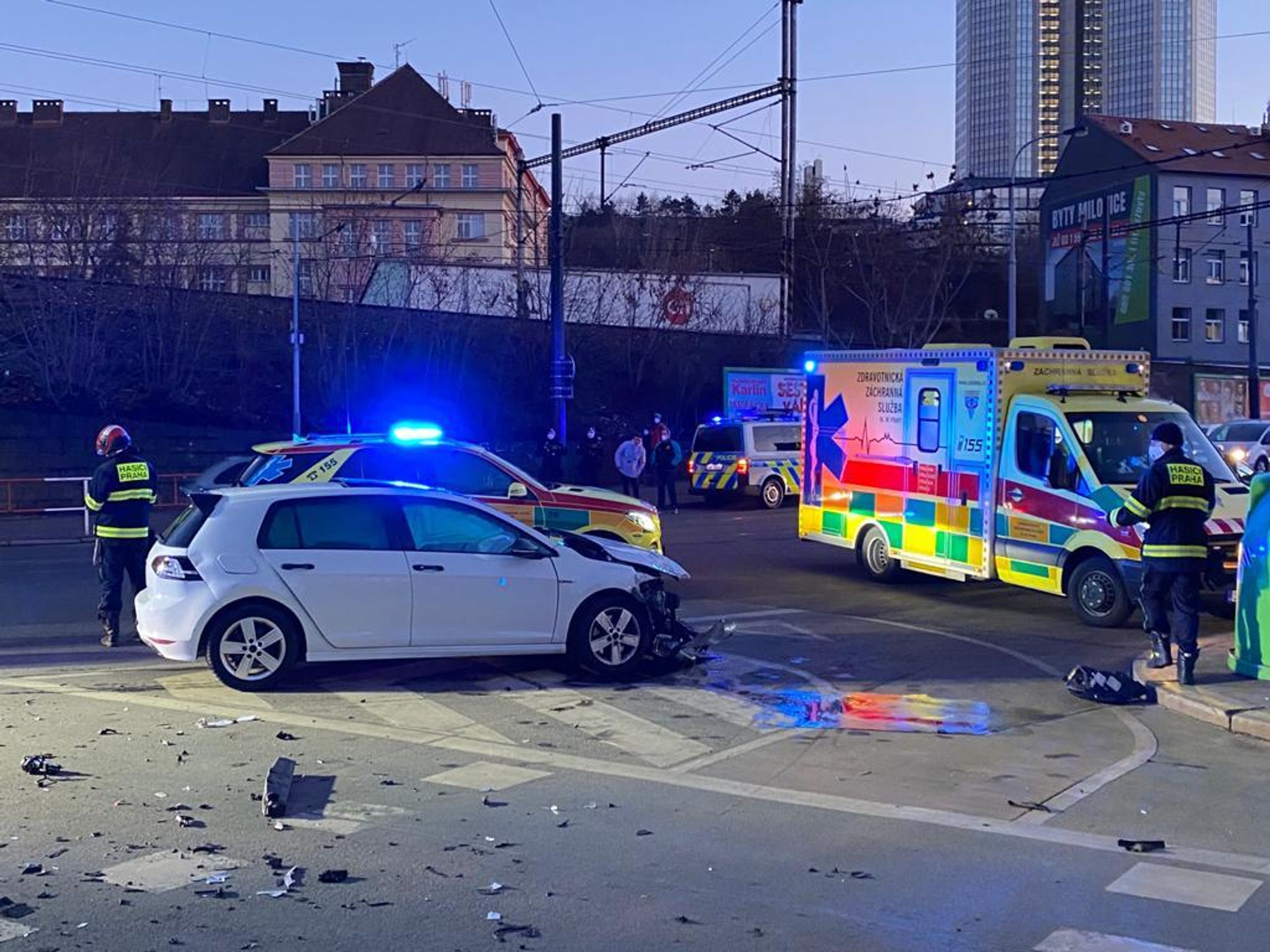 Hasiči se v Praze srazili s osobním autem, dva zranění - 10 - GALERIE: Srážka hasičů s osobním autem v Praze (1/6)