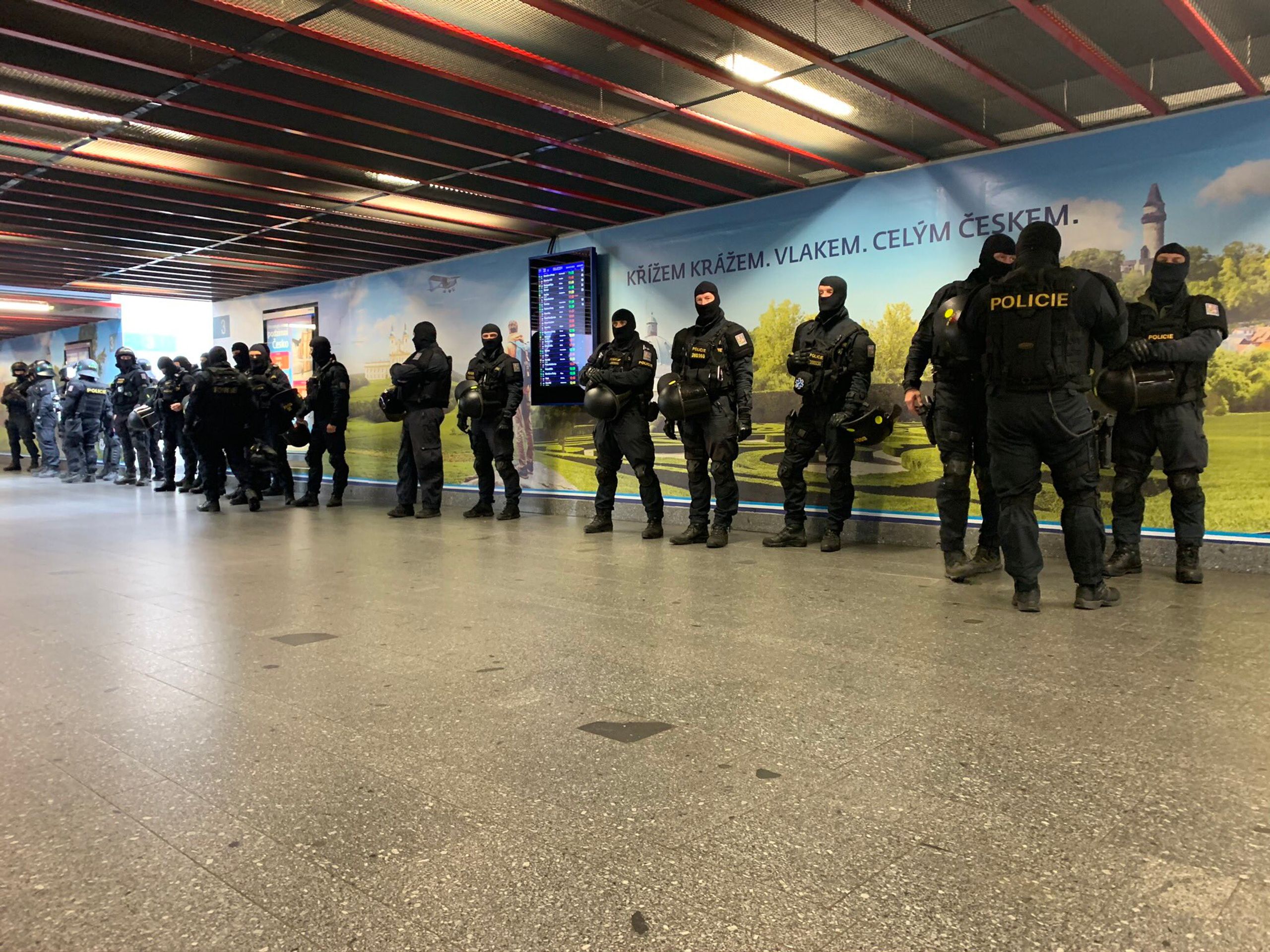 Bezpečnostní opatření policistů na hlavním nádraží v Praze kvůli protestu fotbalových chuligánů - GALERIE: Demonstrace fotbalových chuligánů v Praze proti opatřením (7/17)