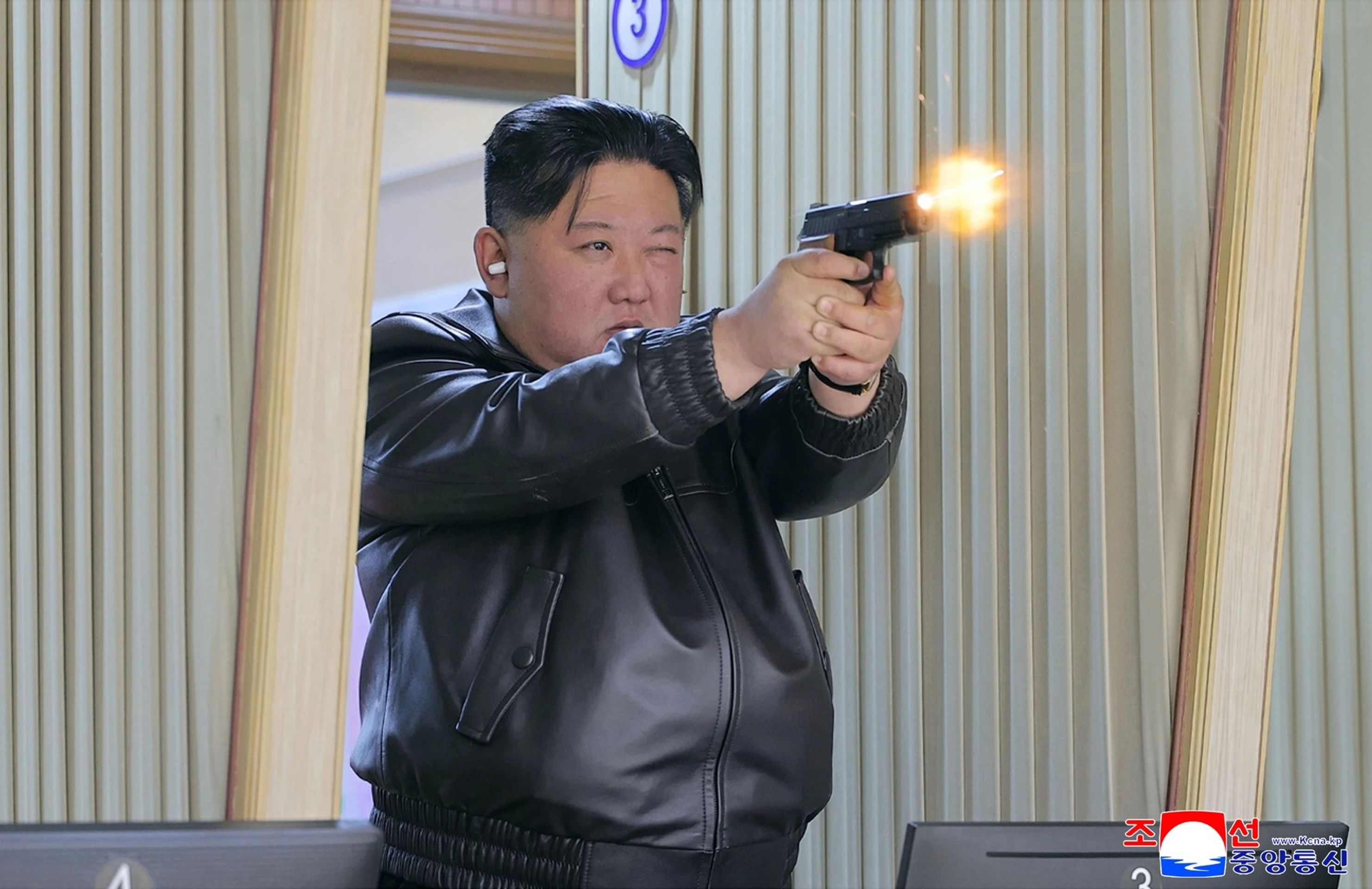 Kim Čong-un na střelnici - Kim Čong-un s dcerou během návštěvy zbrojovky (1/4)