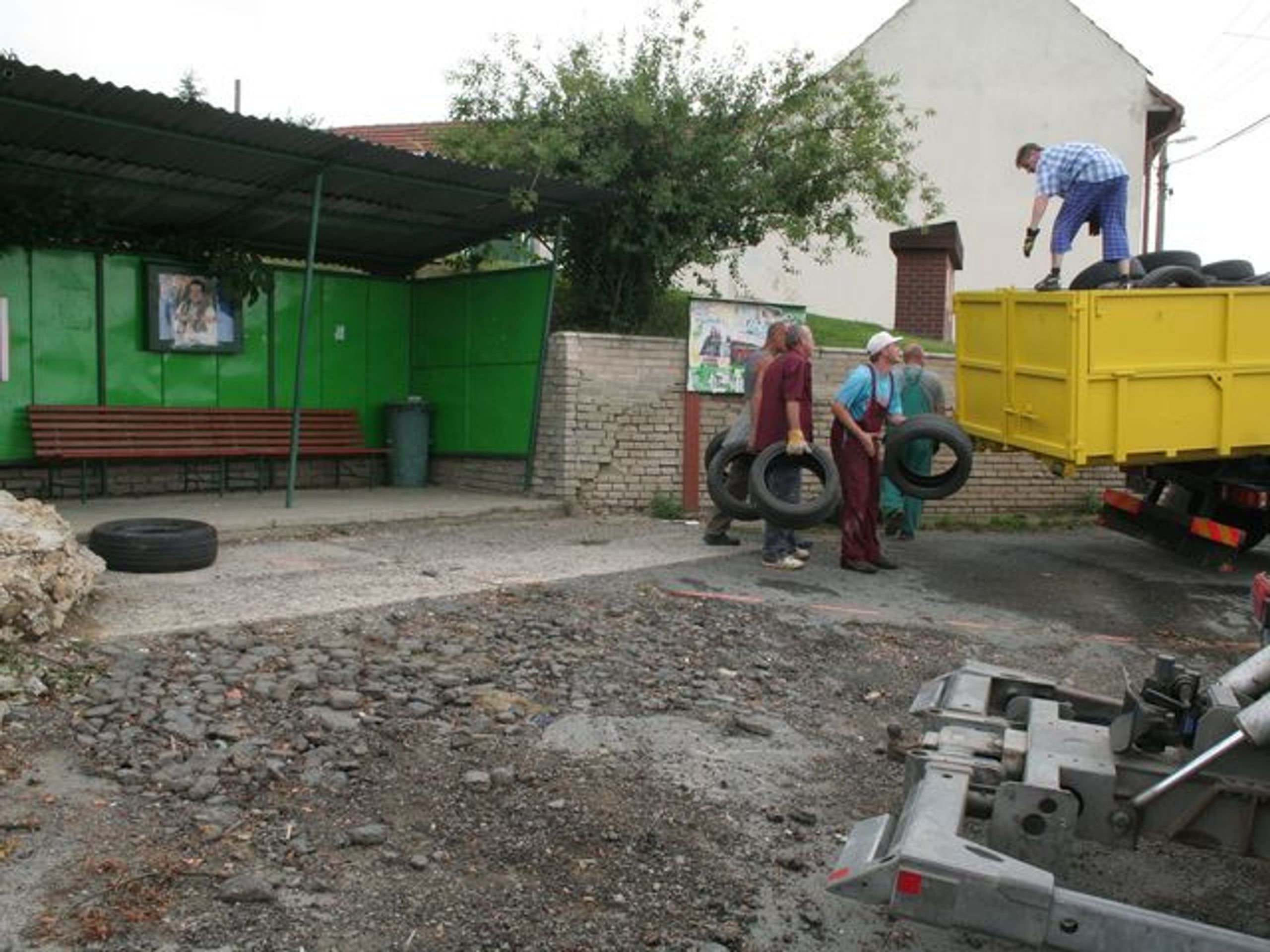 Muž zablokoval zastávku MHD pneumatikami - GALERIE: Muž zablokoval zastávku MHD pneumatikami (2/4)