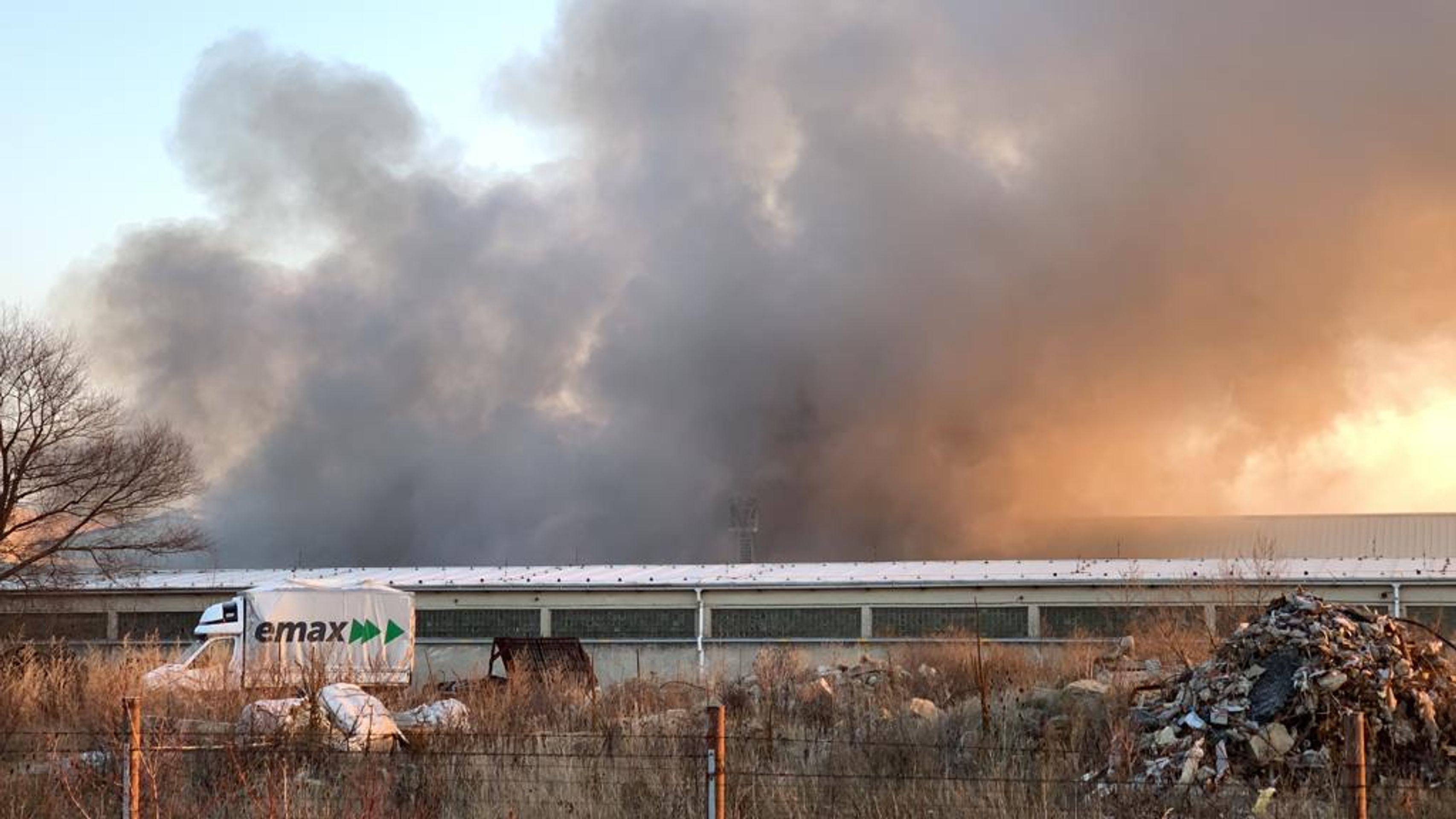 Požár haly s pyrotechnikou v Horních Počernicích - GALERIE: Požár haly s pyrotechnikou v Horních Počernicích (4/27)