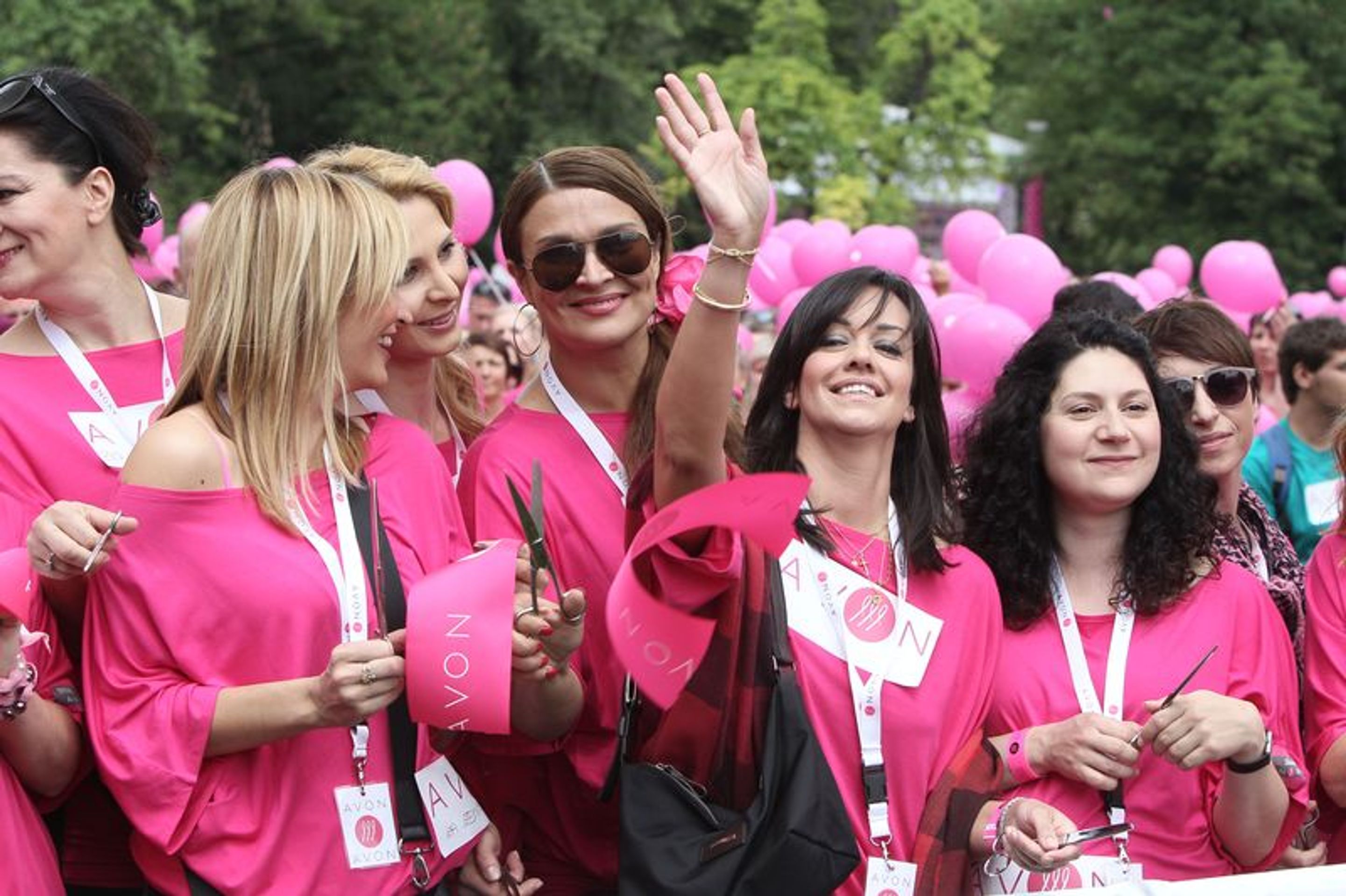Martha Issová , Tereza Brodská , Monika Absolonová , Táňa Vilhelmová a Mahulena Bočanová na pochodu proti rakovině - Pochod proti rakovině prsu (6/6)