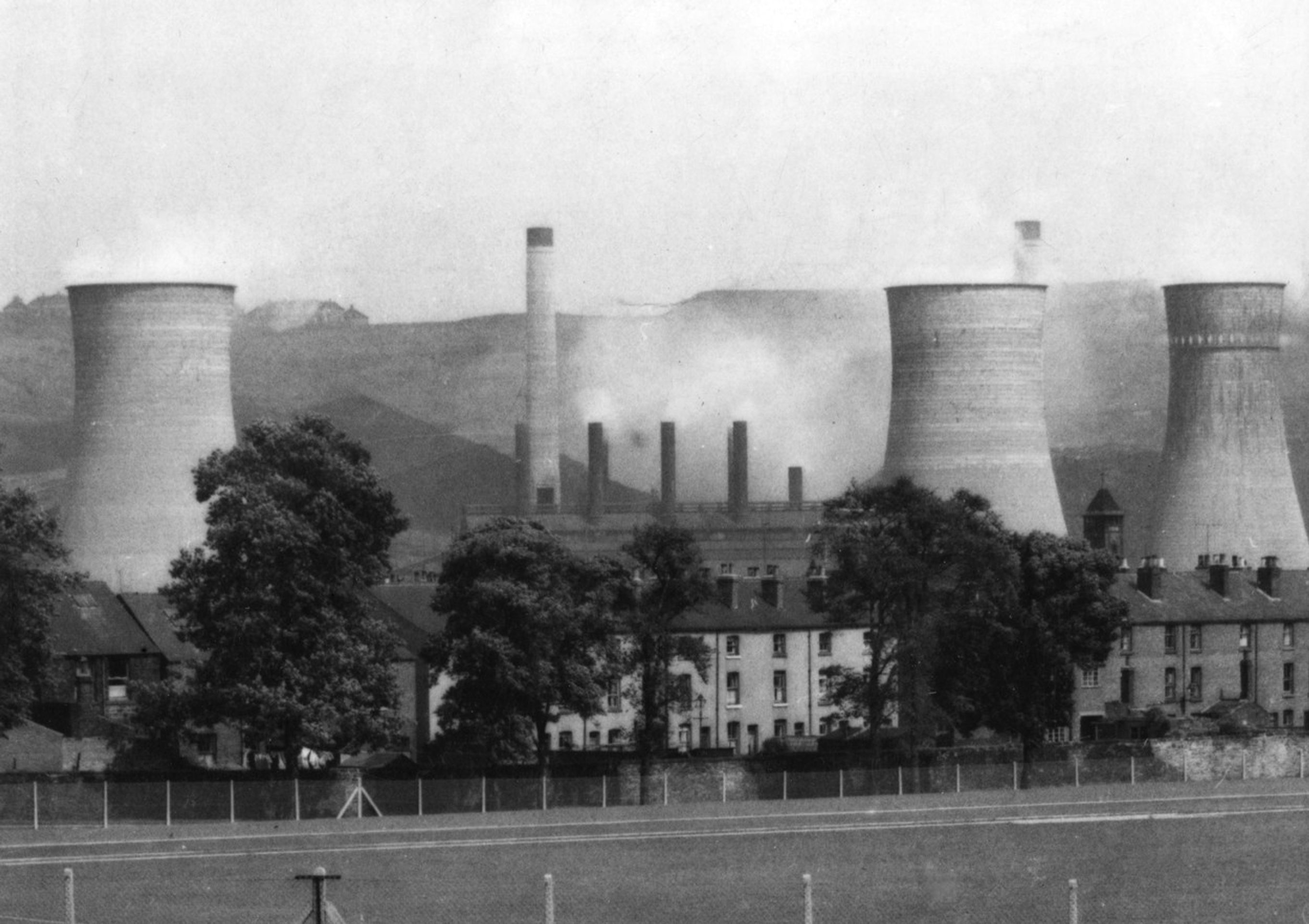 Atomová elektrárná v Sellafieldu před zbouráním věží - GALERIE: Místa s únikem radioaktivního záření Mayak/Sellafield ShKH/Stanford (1/1)