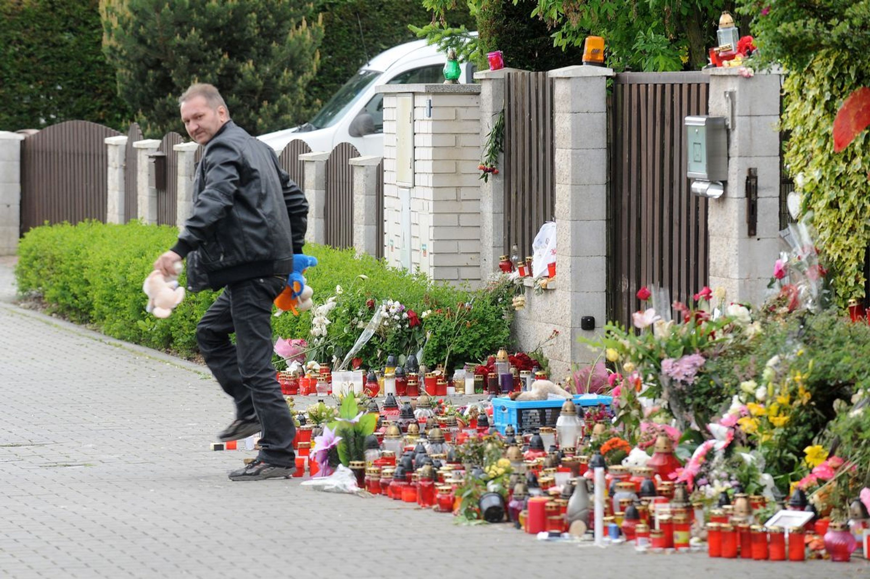 Rychtářův kamarád Standa uklízí květiny a svíčky od domu Bartošové - 1 - GALERIE: Standa odklízí plyšáky (1/6)