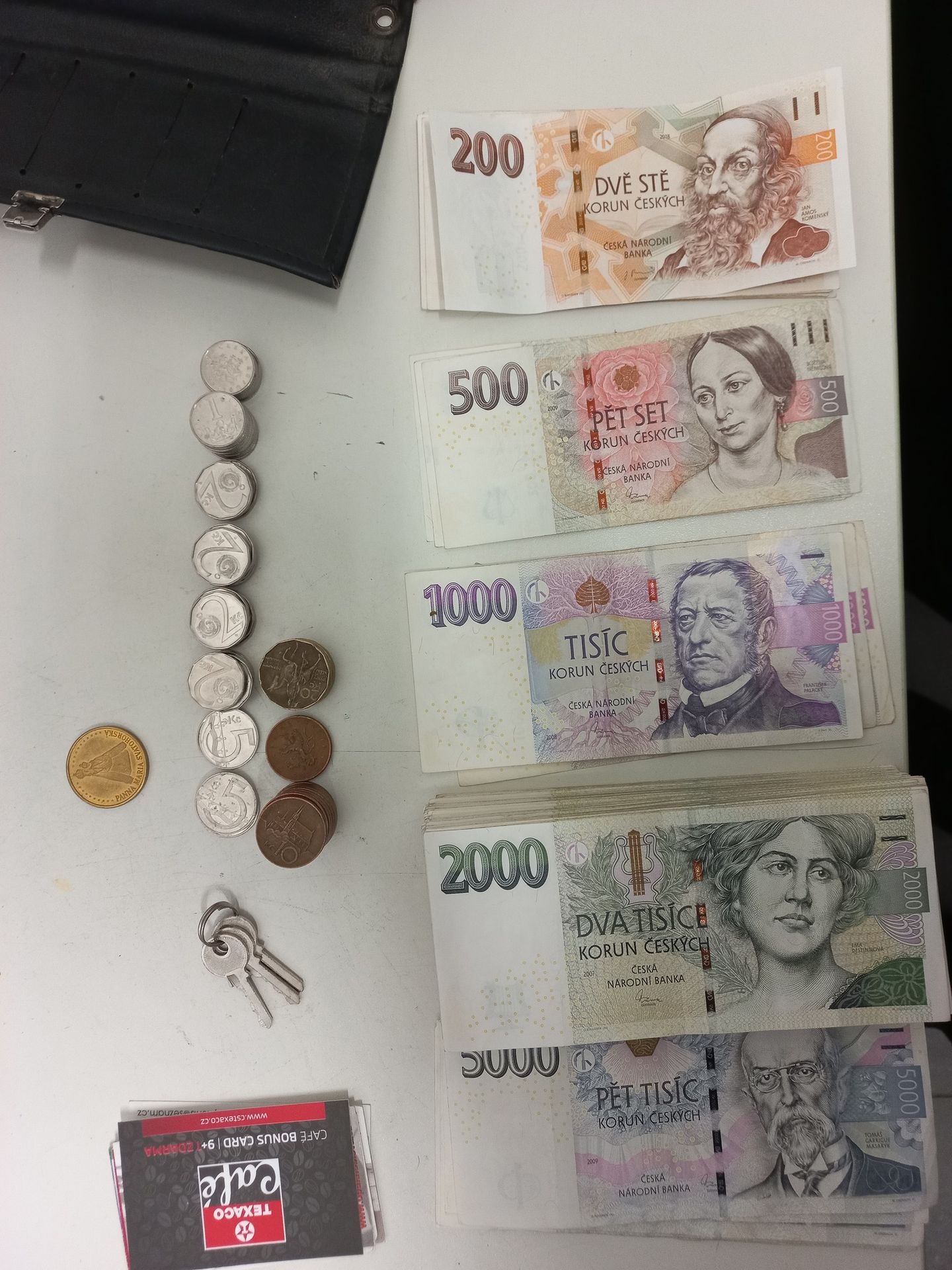Nálezce odevzdal nalezenou peněženku (1) - Nálezce odevzdal peněženku (1/3)