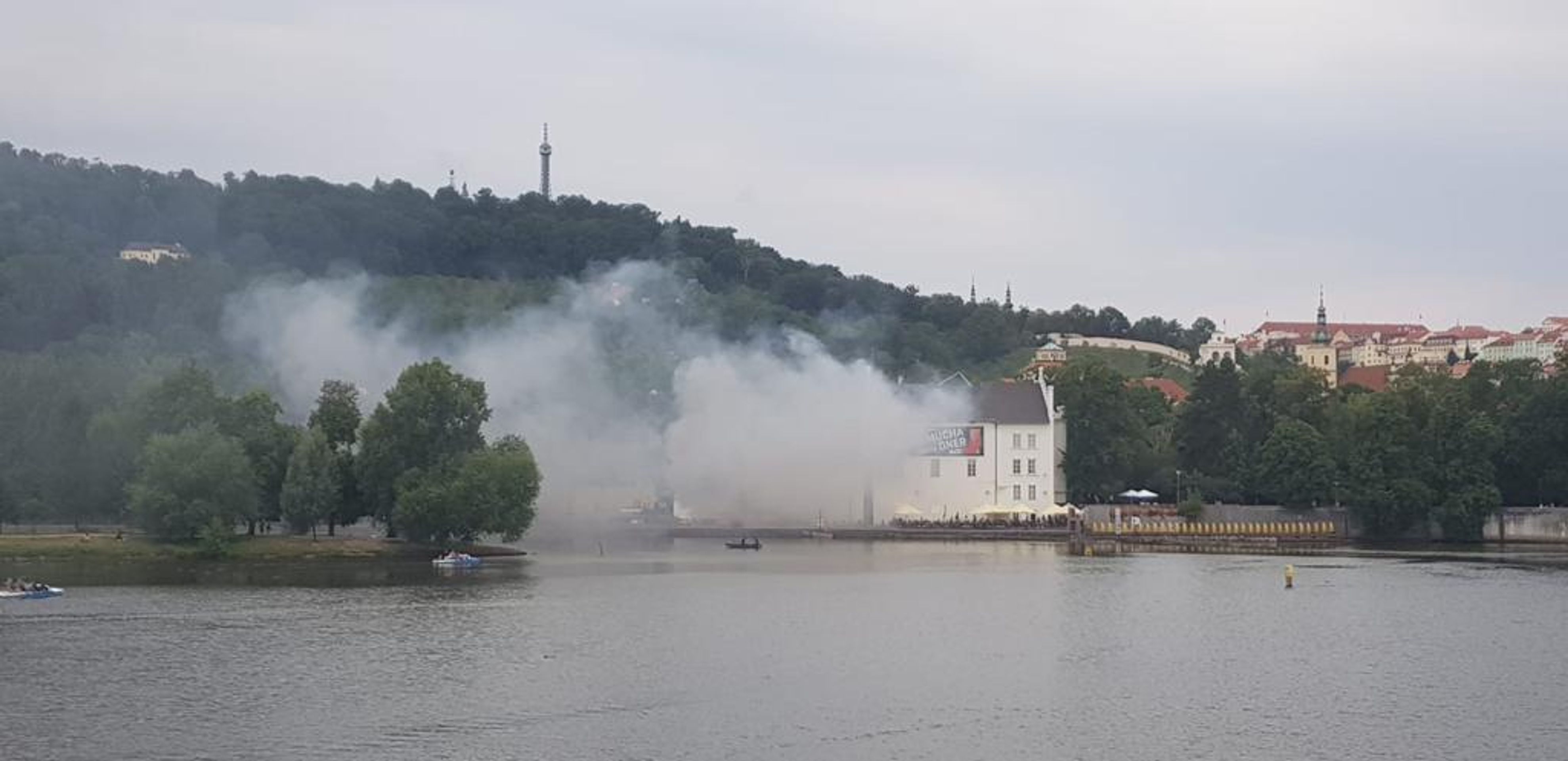 Požár v ulici U Sovových mlýnů - 3 - GALERIE: Požár v areálu muzea na Kampě (6/8)