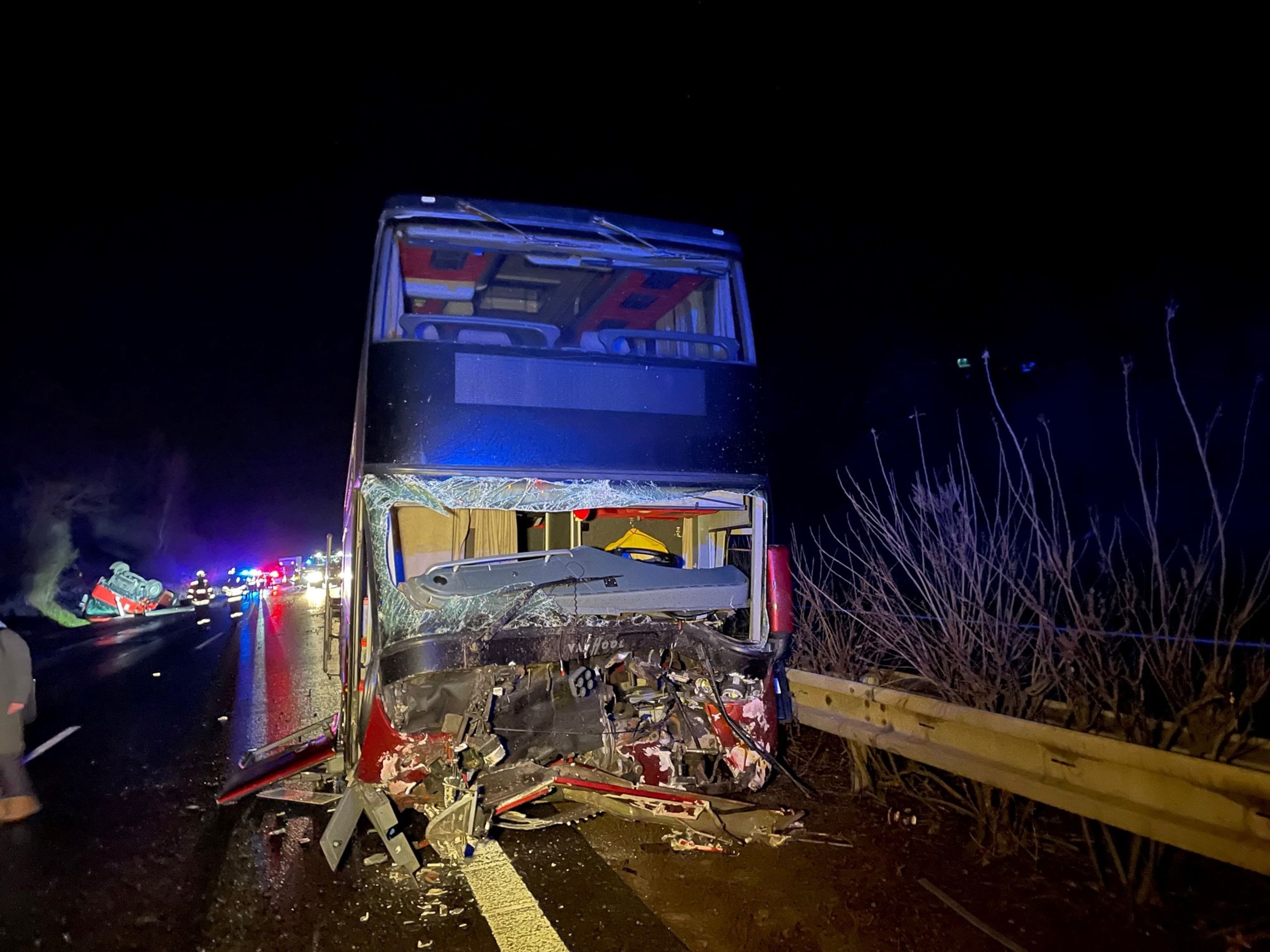 Nehoda na dálnici D8 - 4 - Srážka náklaďáku s autobusem na dálnici D8 (5/7)