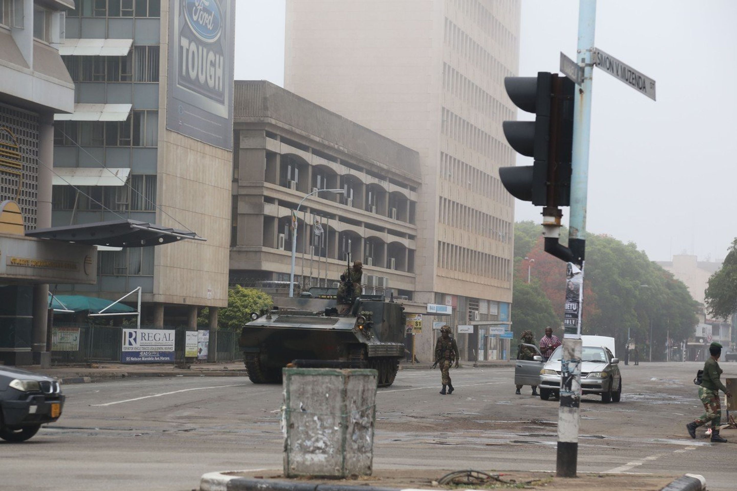 Armáda v Zimbabwe obsadila státní televizi - 2 - GALERIE: Armáda v Zimbabwe obsadila státní televizi (2/4)