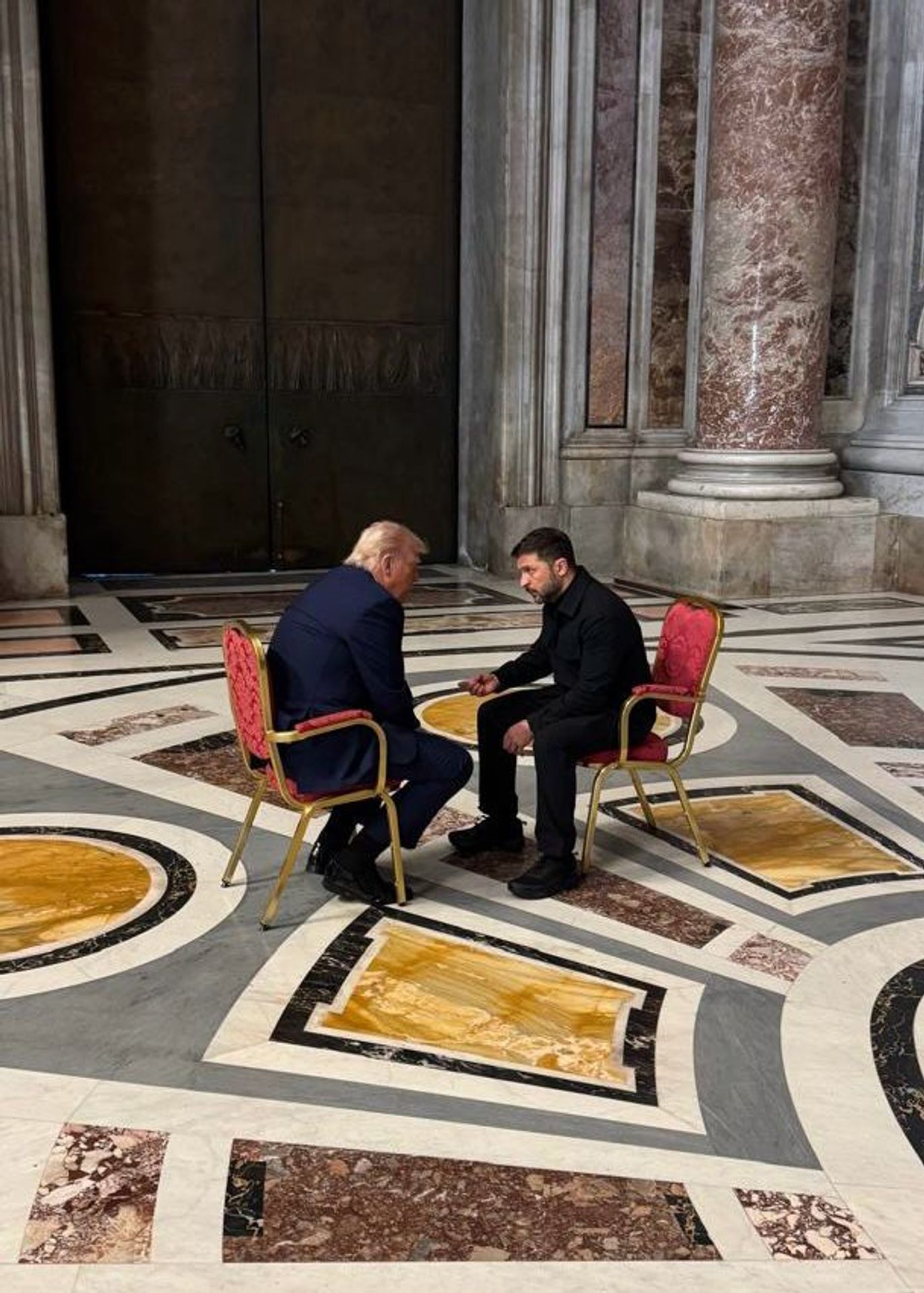 Volodymyr Zelenskyj a Donald Trump - Státníci na pohřbu papeže Františka (1/6)