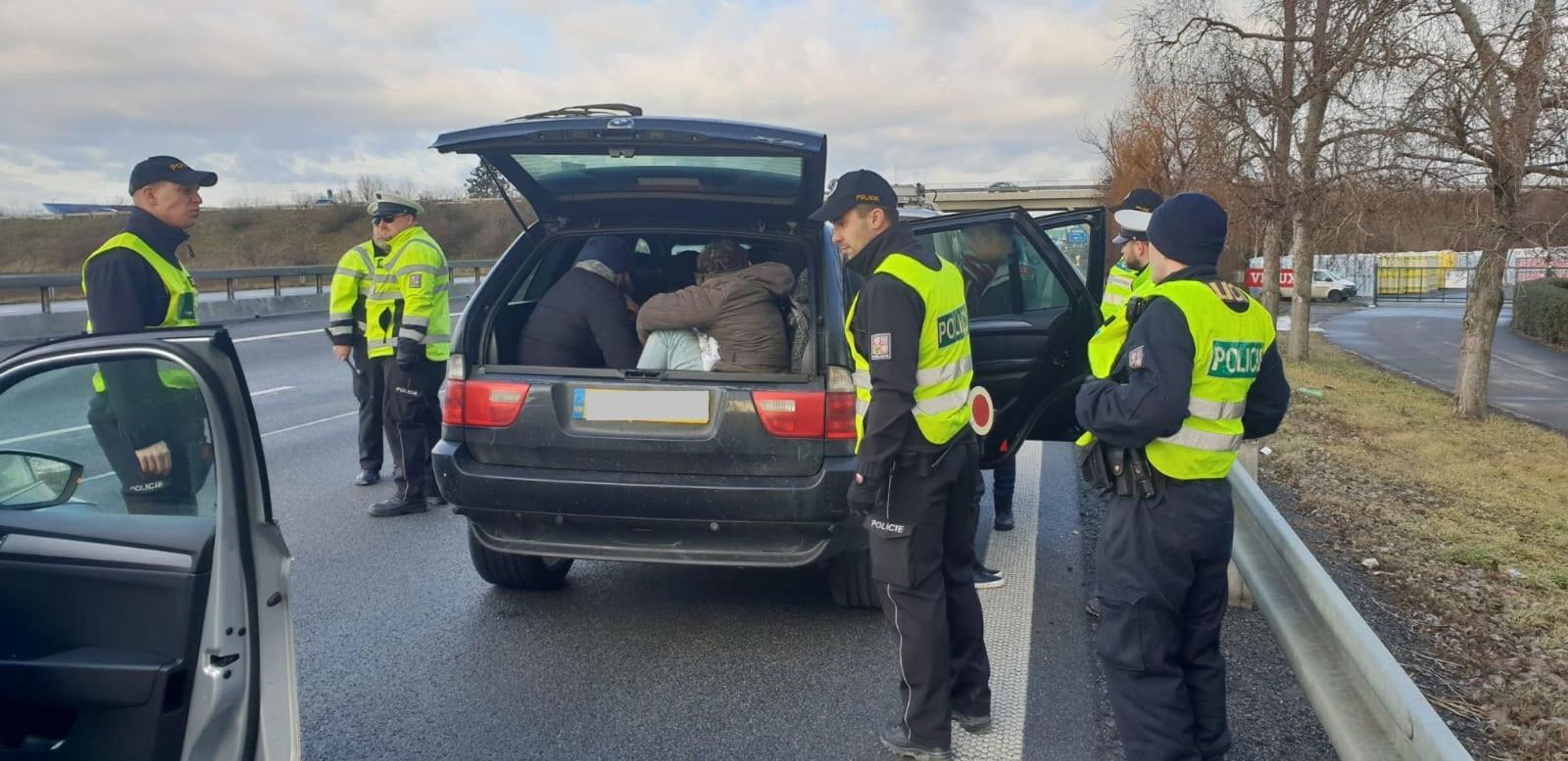 Řidič ujížděl s autem plným imigrantů - 2 - GALERIE: Řidič ujížděl s autem plným imigrantů (2/3)