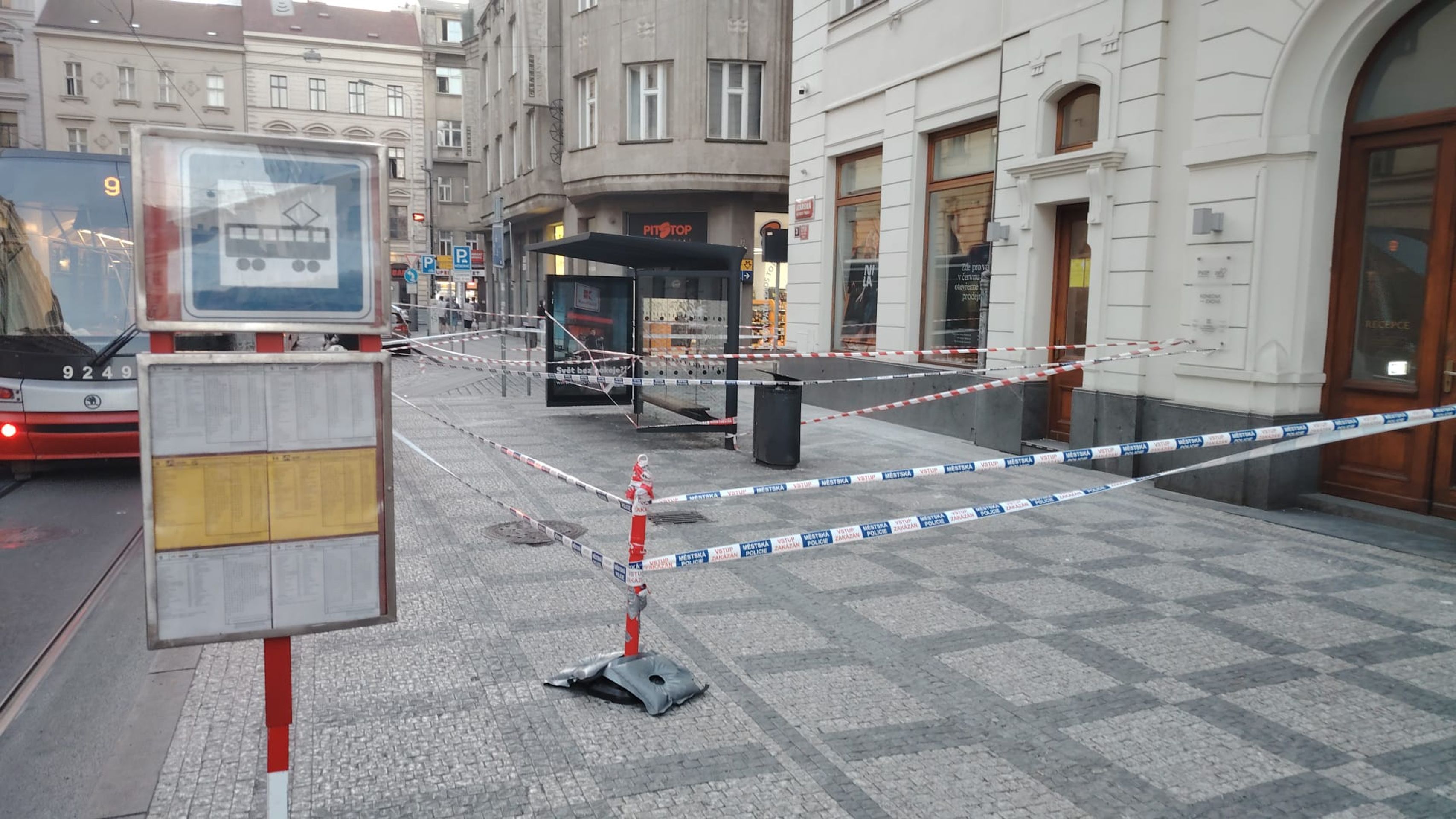 Uvolněná římsa na ulici Lazarská v Praze - Uvolněná římsa v Praze na ulici Lazarská (3/6)