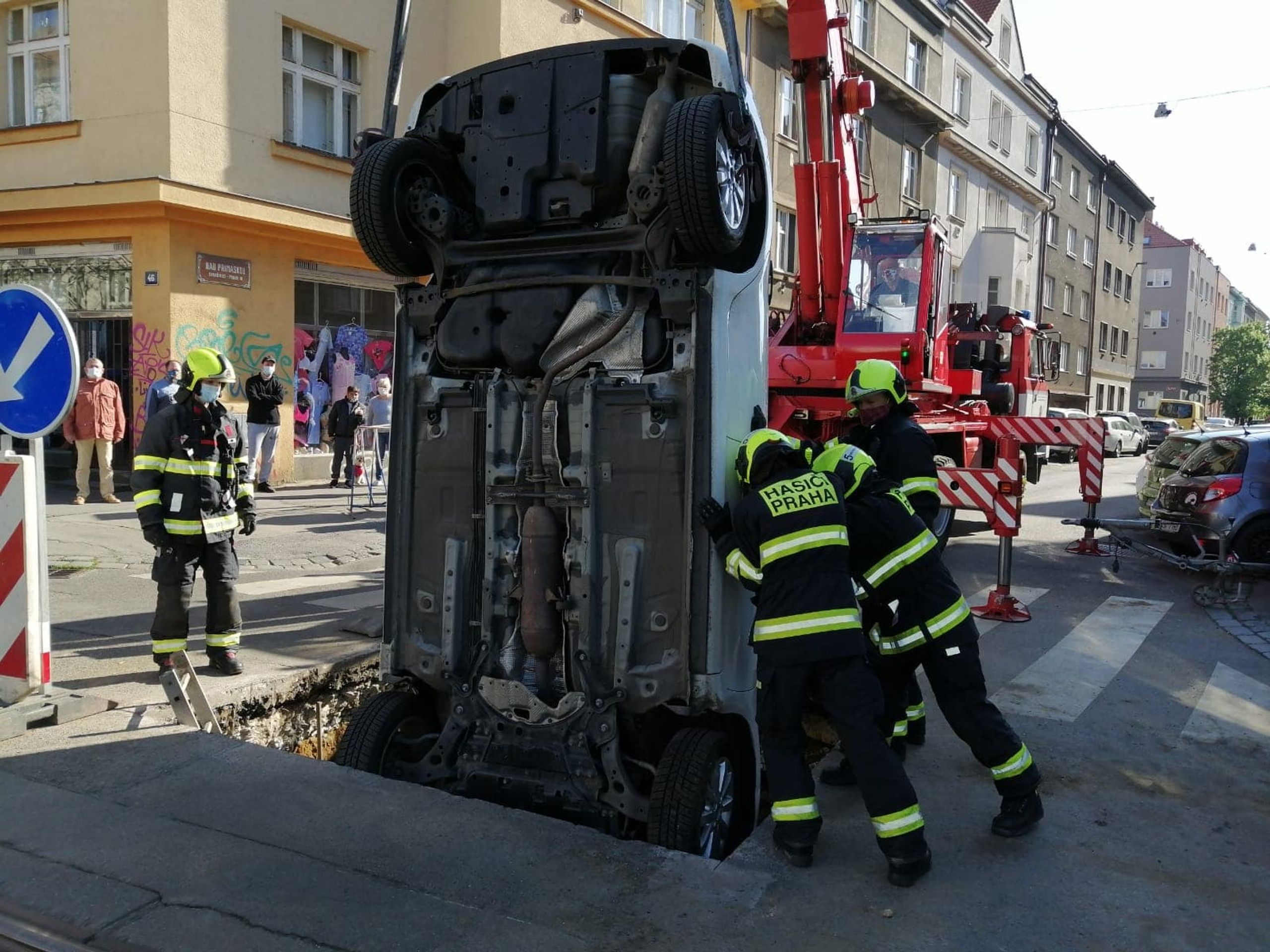 Řidička vjela přímo do výkopu - 13 - Fotogalerie: Hasiči museli vyprostit toyotu z dvoumetrového výkopu (4/7)