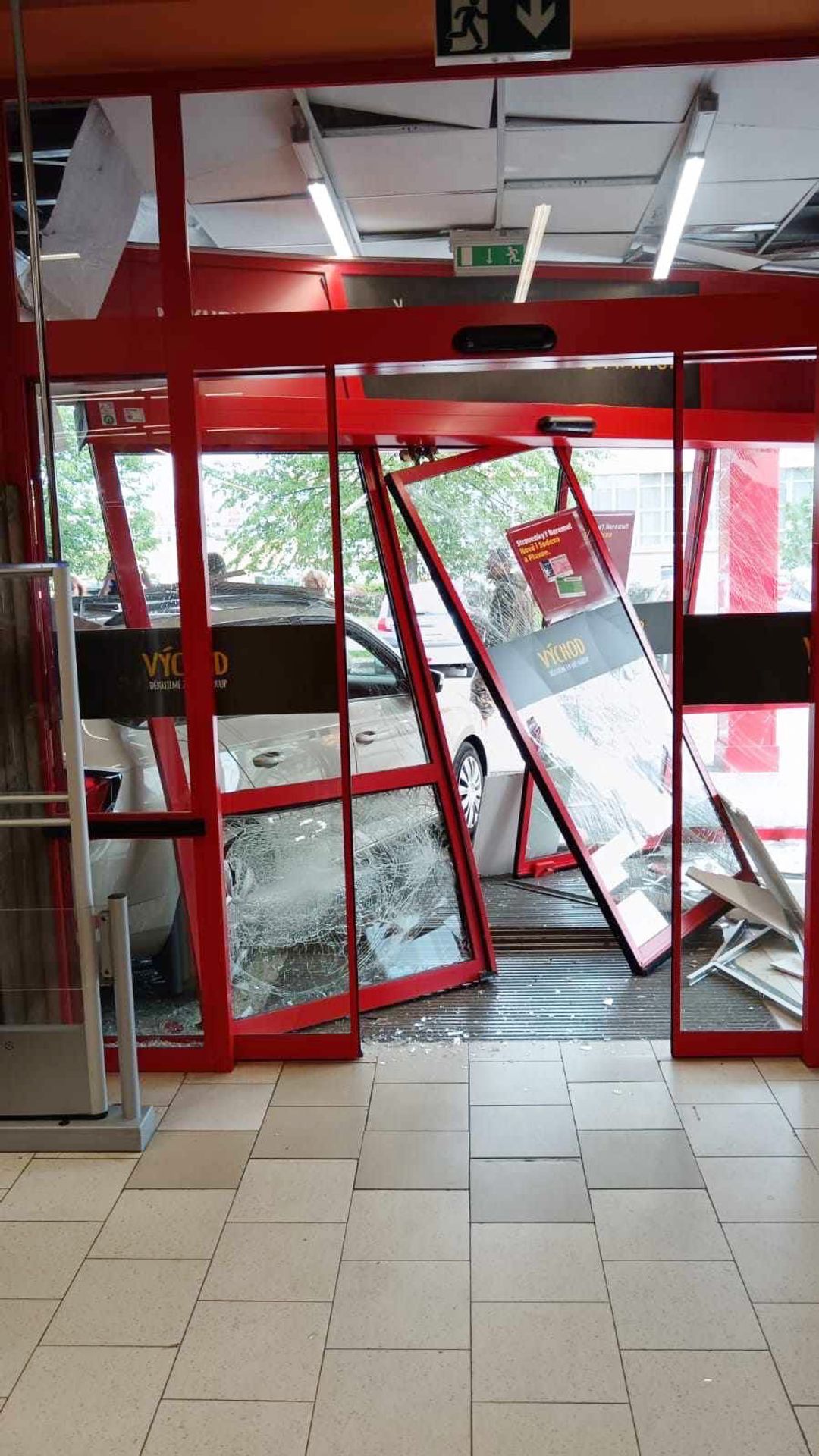 Osobní auto vjelo do vestibulu prodejny (1) - Dvě kuriózní dopravní nehody (2/8)