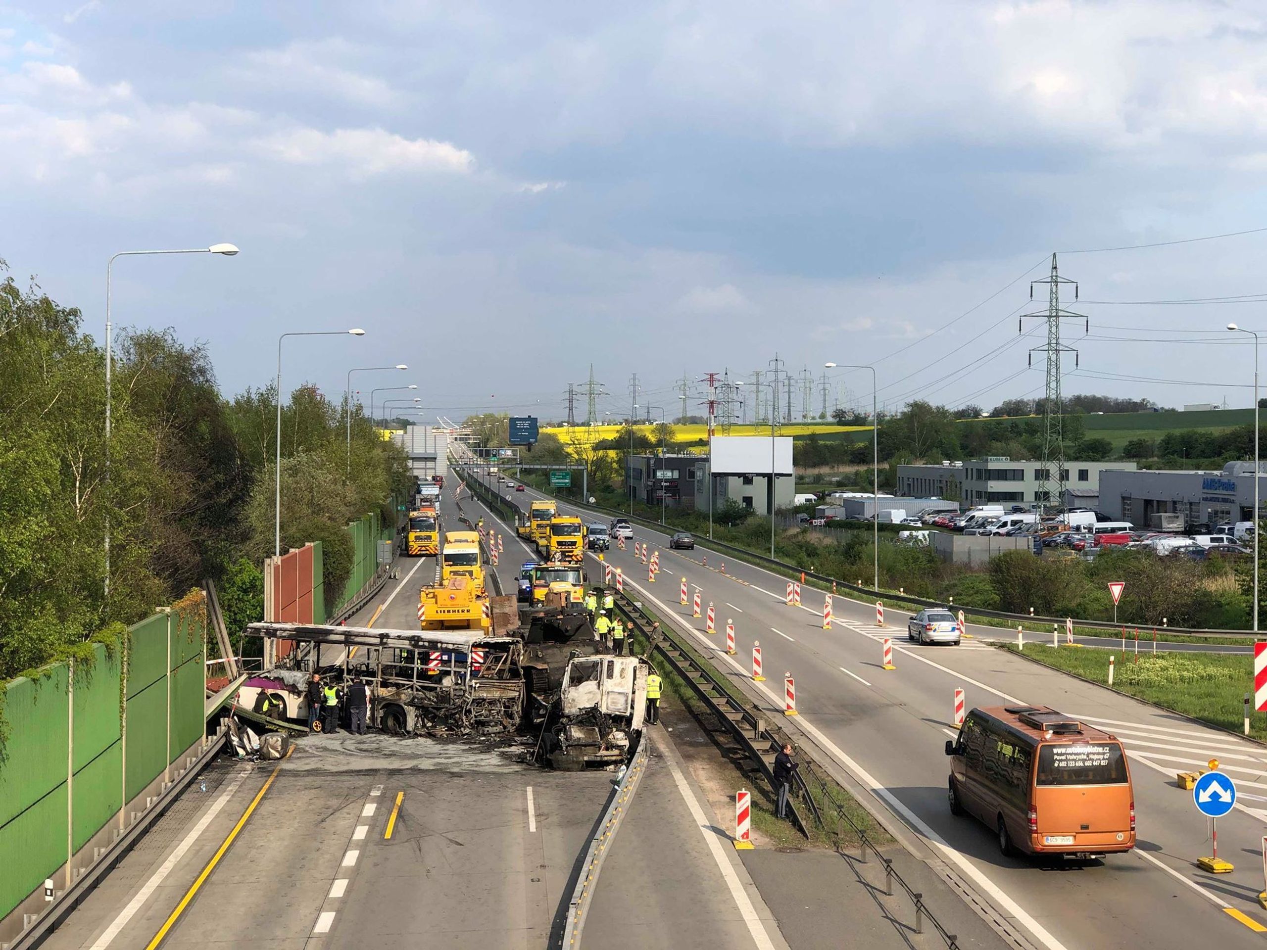 Odklízení trosek na Pražském okruhu - 3 - GALERIE: Nehoda autobusu a kamionů na pražském okruhu (24/30)