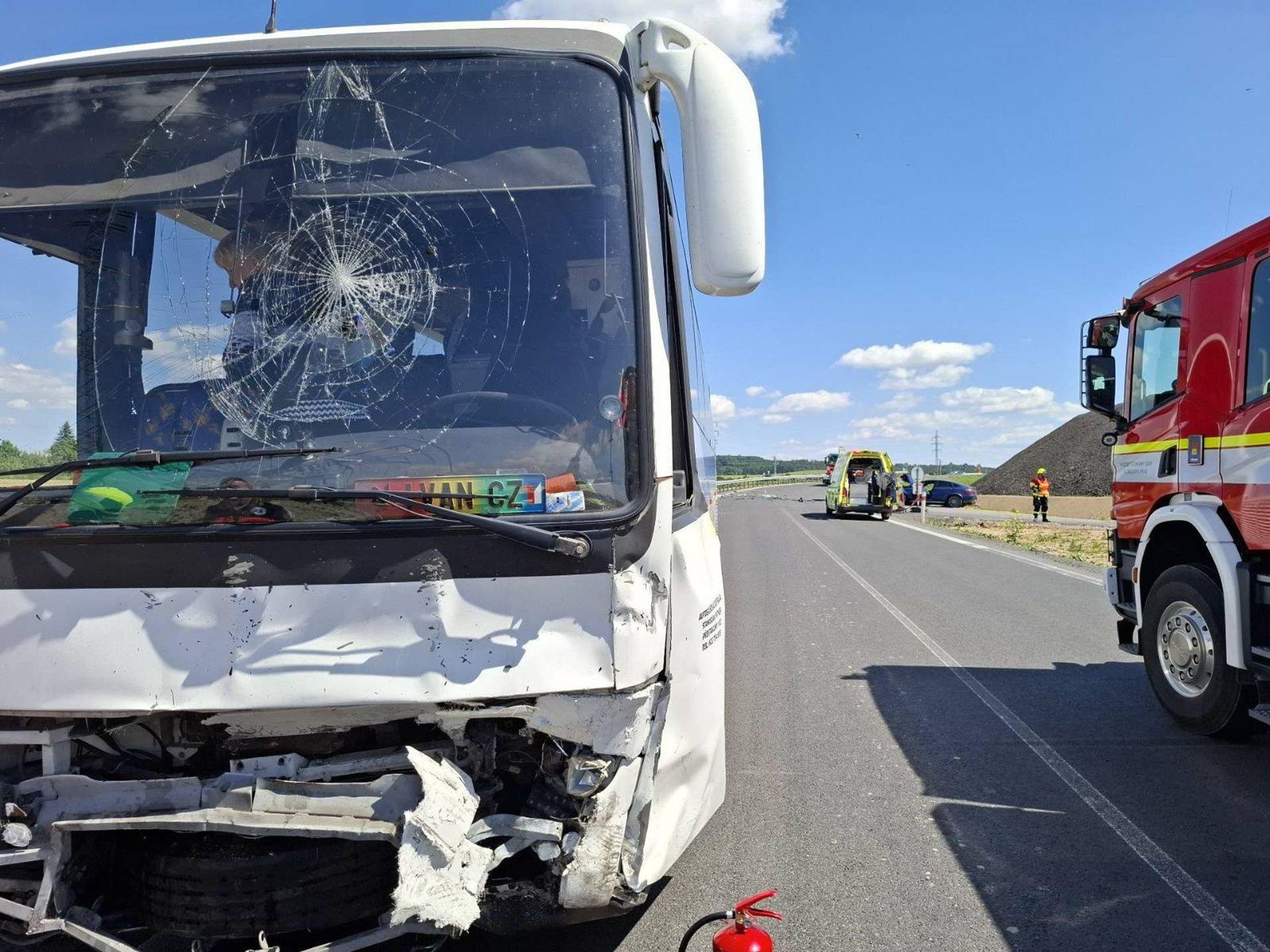 Nehoda autobusu a auta na Olomoucku - Nehoda autobusu a osobního auta (2/8)