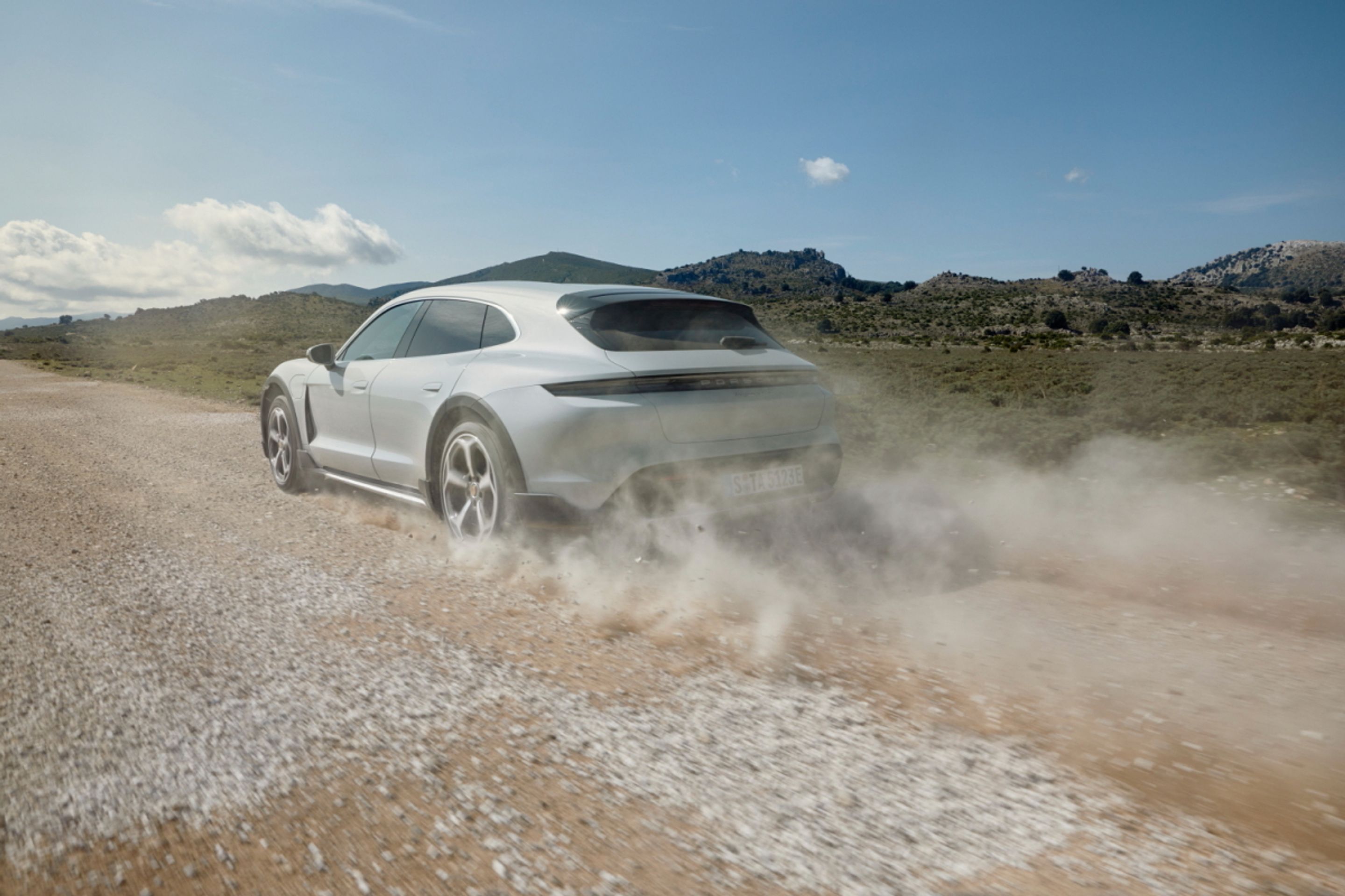 Porsche Taycan Cross Turismo - 5 - Fotogalerie: První elektrický kombík - Porsche Taycan Cross Turismo (18/19)