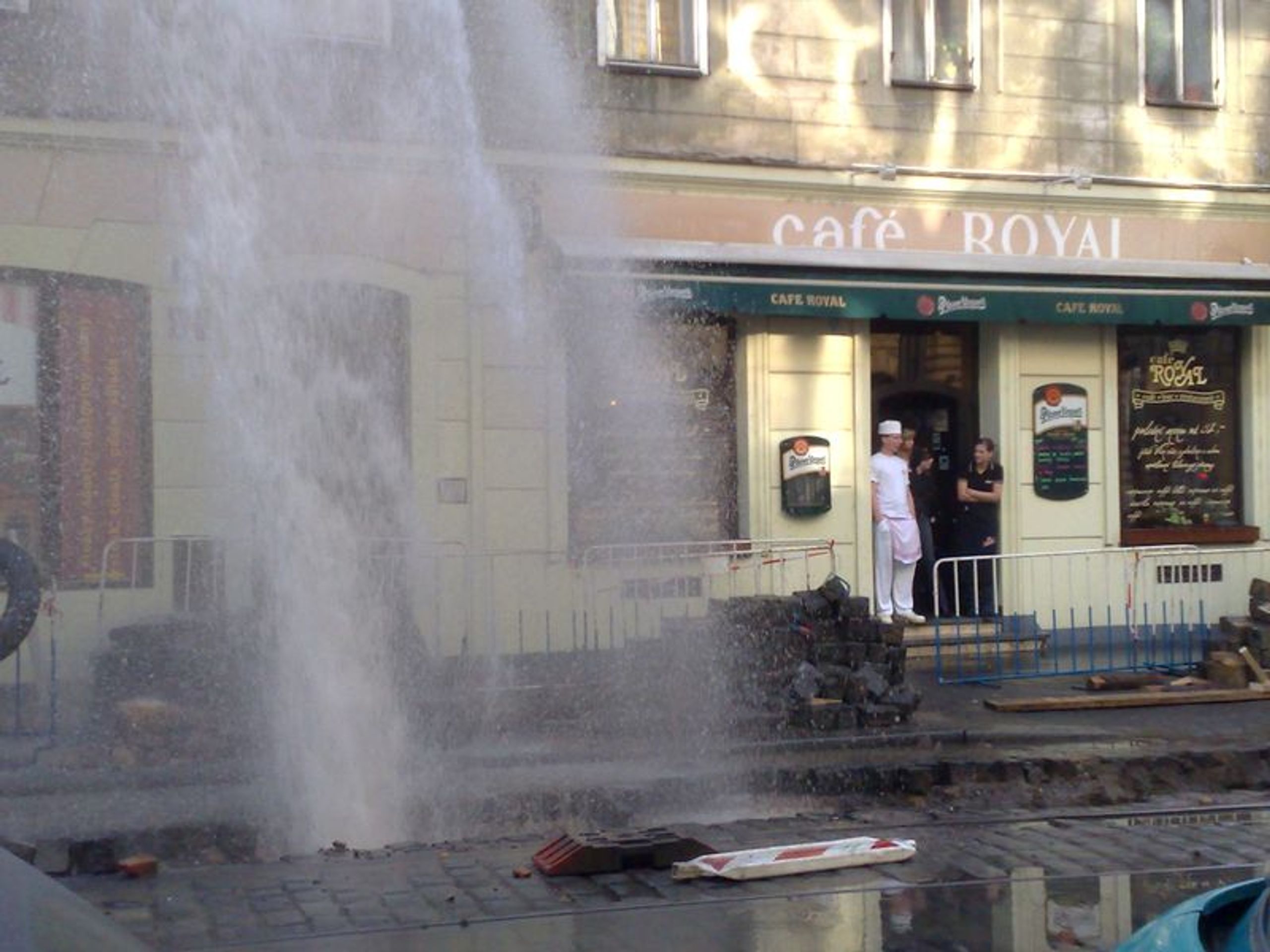 Překopnutý hydrant v Myslíkově ulici-11 - GALERIE: Překopnutý vodovod (10/10)