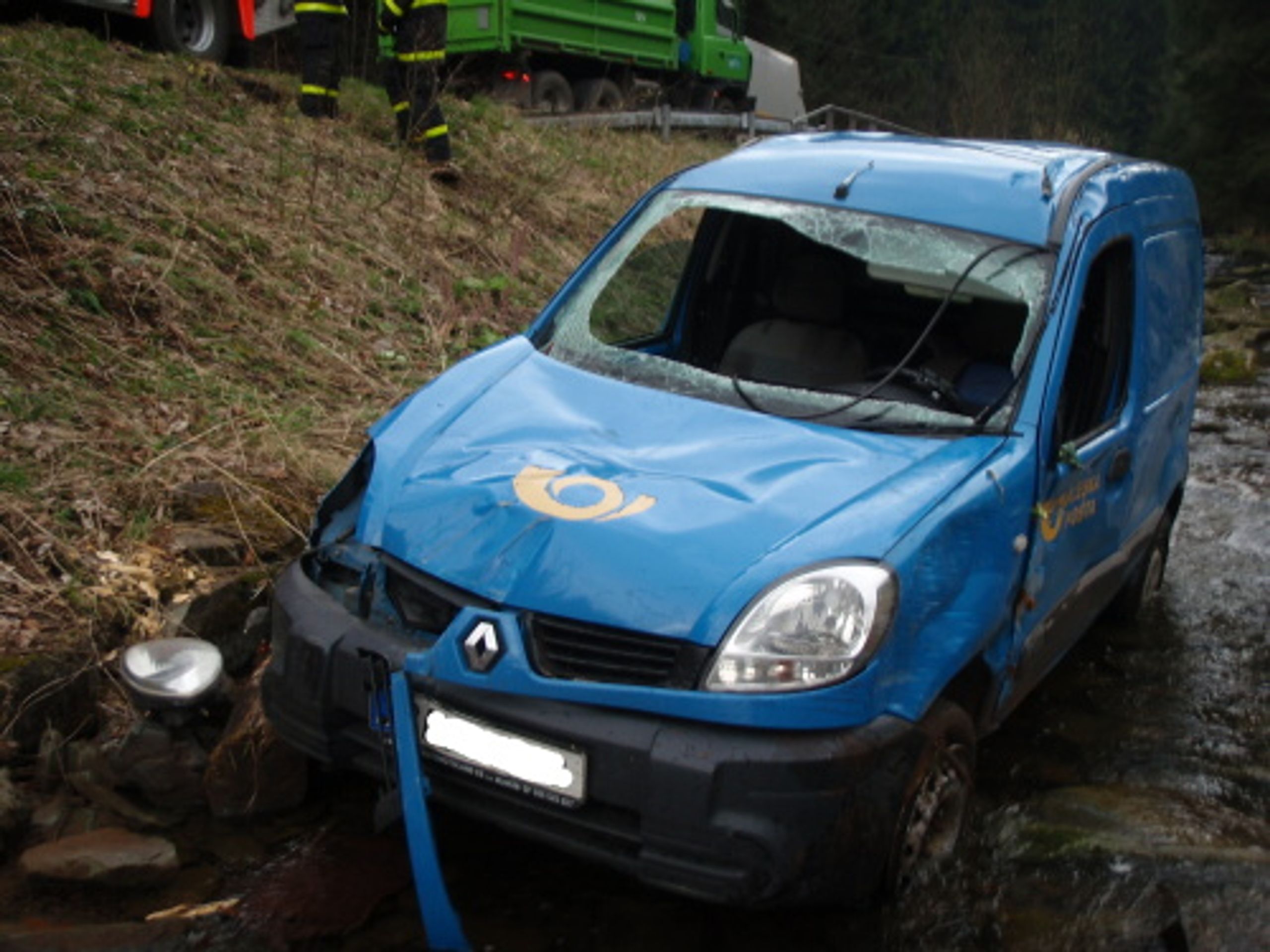 Poštovní auto skončilo po nehodě v potoce - GALERIE: Pošťačka skončila s autem v potoce! (2/4)