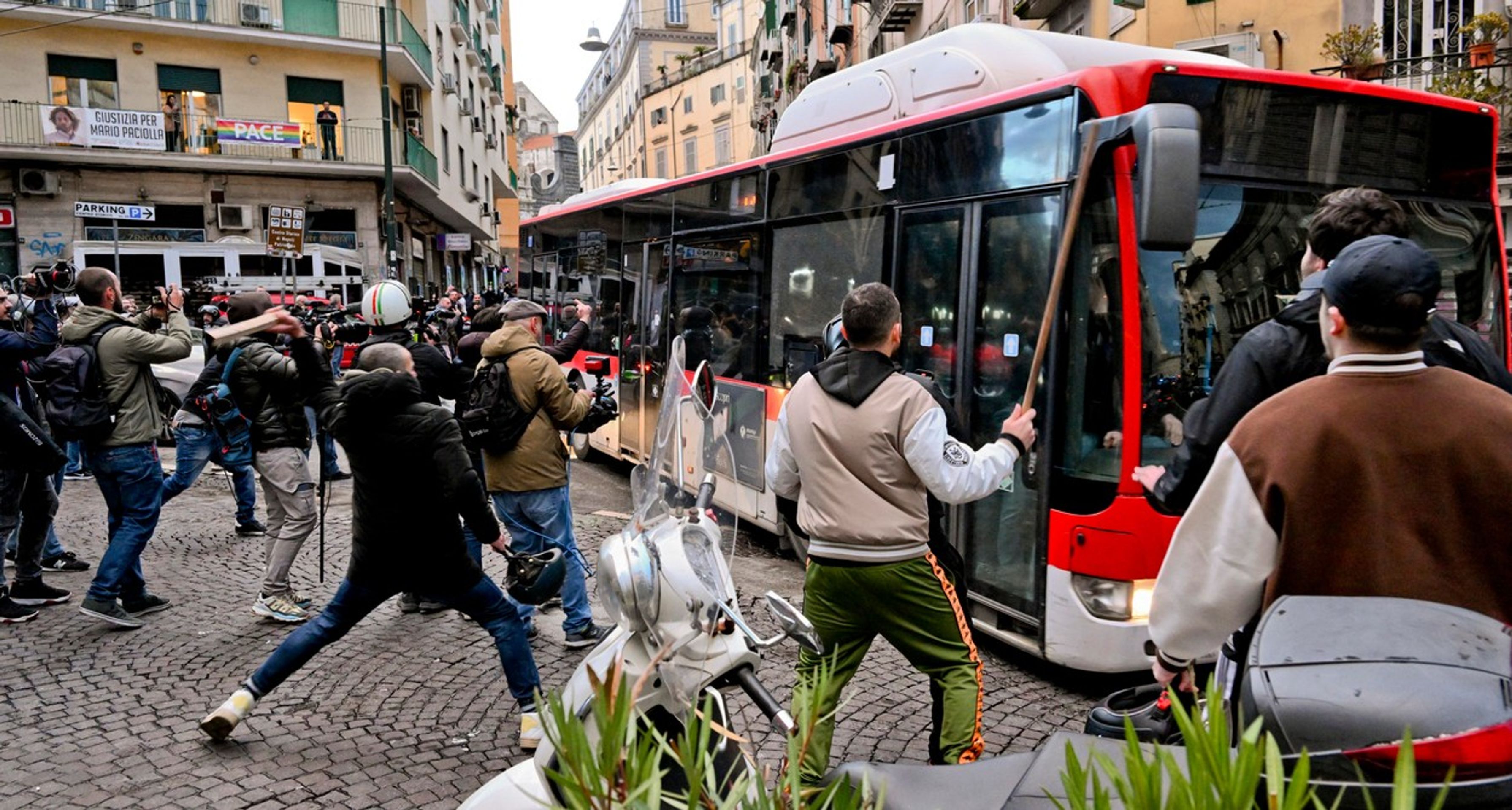 Fanoušci Neapole zaútočili také na autobus veřejné dopravy - Řádění fanoušků Frankfurtu v Neapoli (2/4)