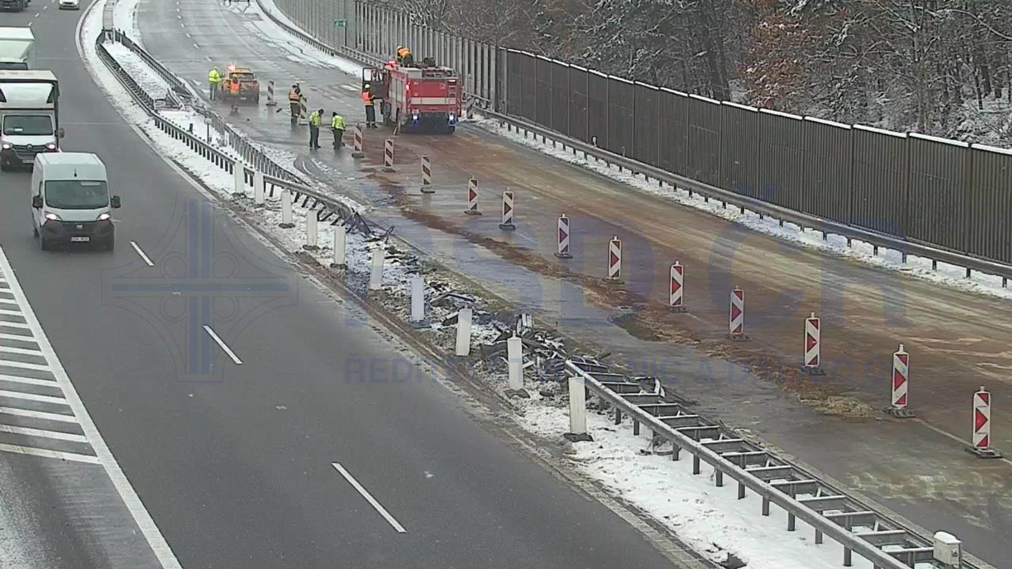 Úklid na místě nehody - Nehoda kamionů na D1 (3/17)