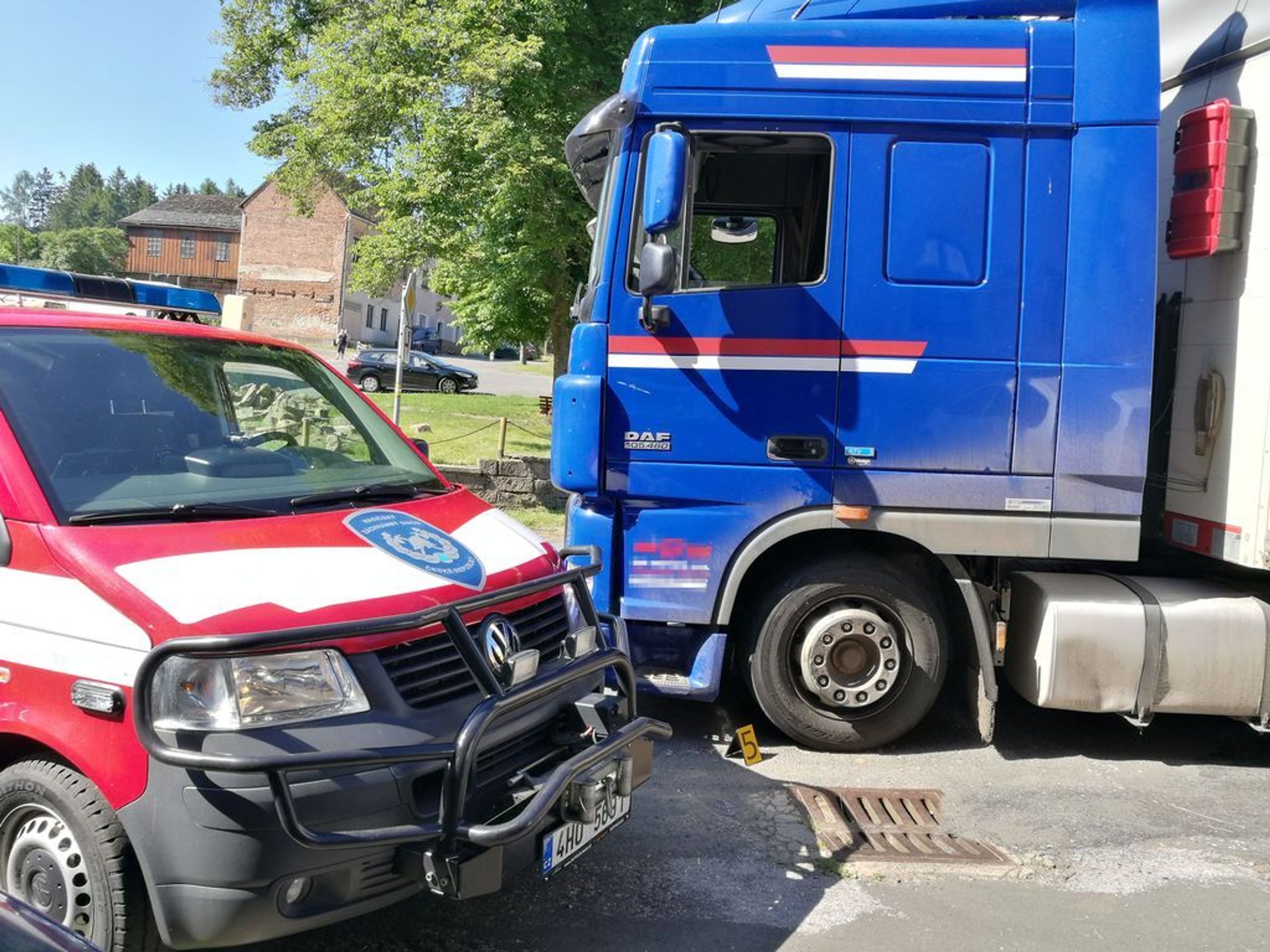 Tagický střet kamionu s chodkyní na Hronovsku - 1 - GALERIE: Tragický střet kamionu s chodkyní na Hronovsku (1/4)