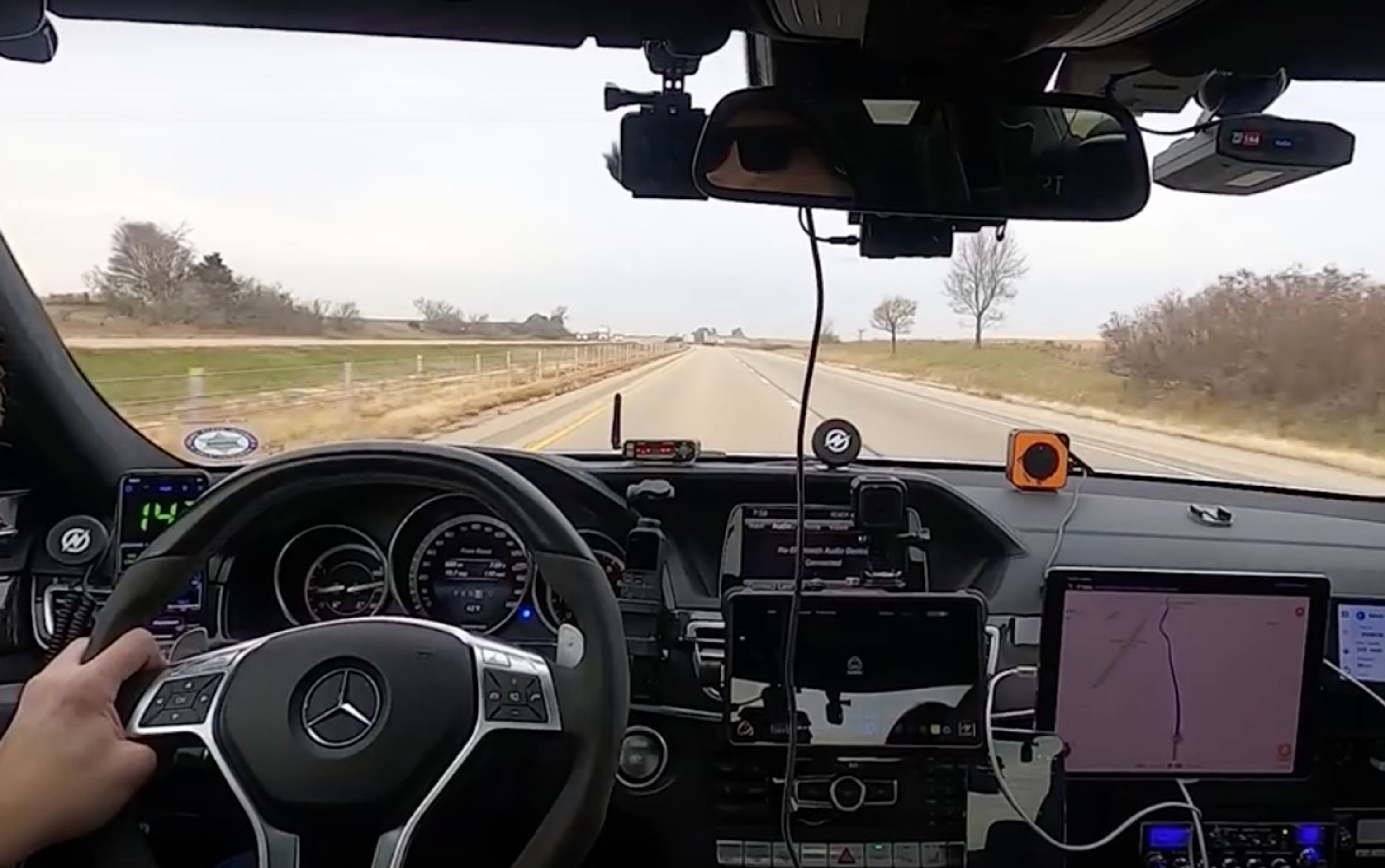 Merecedes AMG E63 se speciální výbavou pro rekordní jízdu - 16 - Fotogalerie: Speciálně upravený vůz pro rekordní Cannonball Run (5/12)