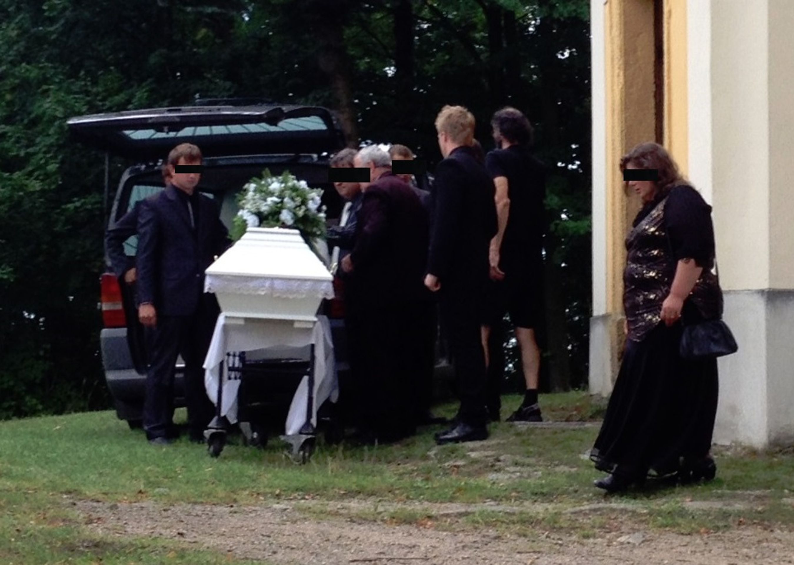 Rakev s ostatky Marie - Pohřeb Marie, kterou zabilo černé BMW (3/9)